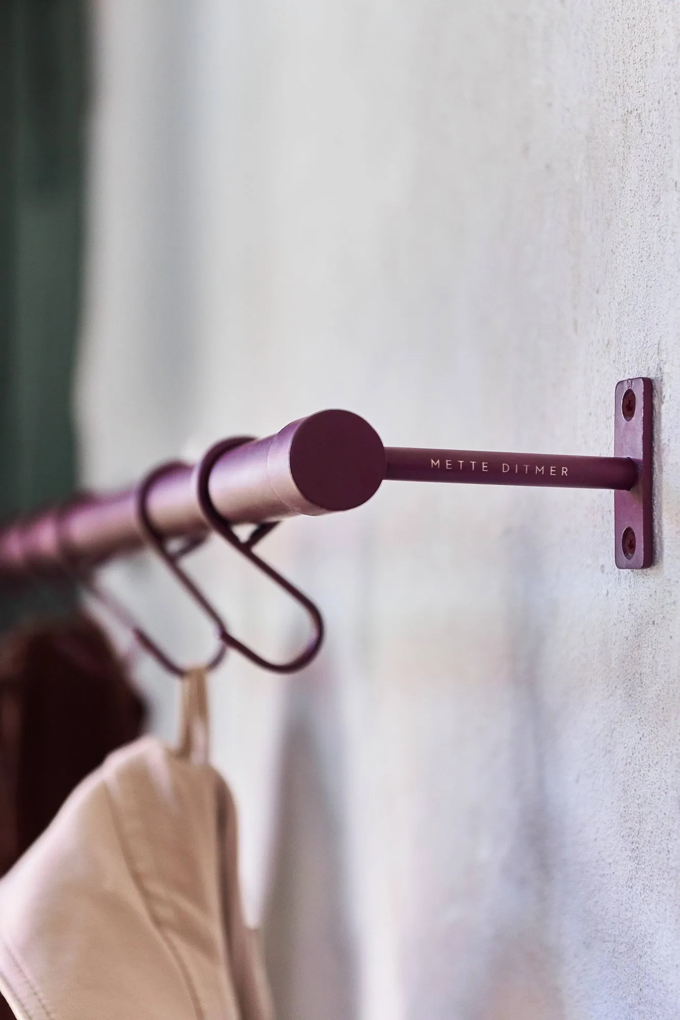 Perchero de pared Hang-it, Rojo, 11x70x5,5 cm Mette Ditmer