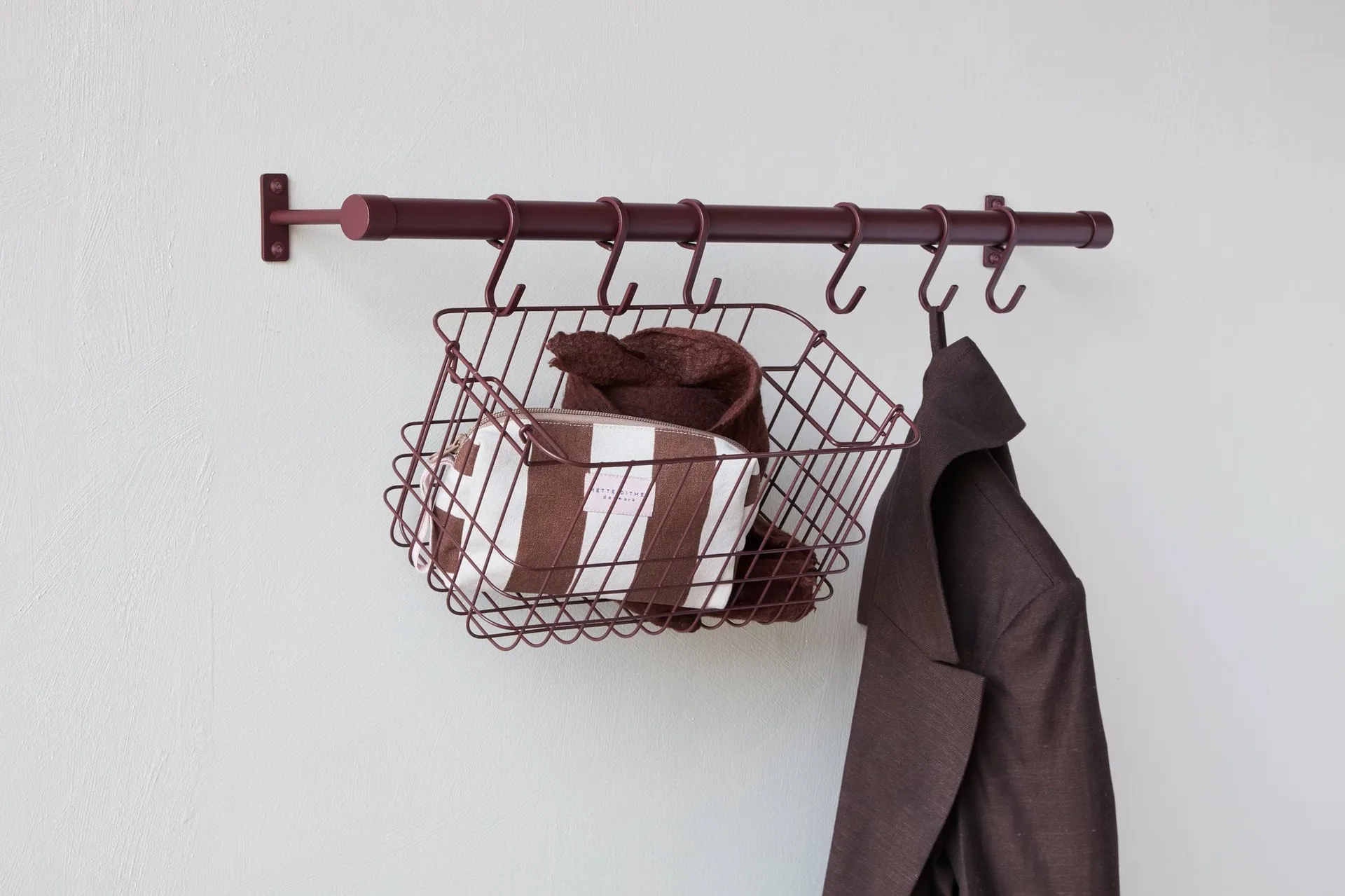 Perchero de pared Hang-it, Rojo, 11x70x5,5 cm Mette Ditmer