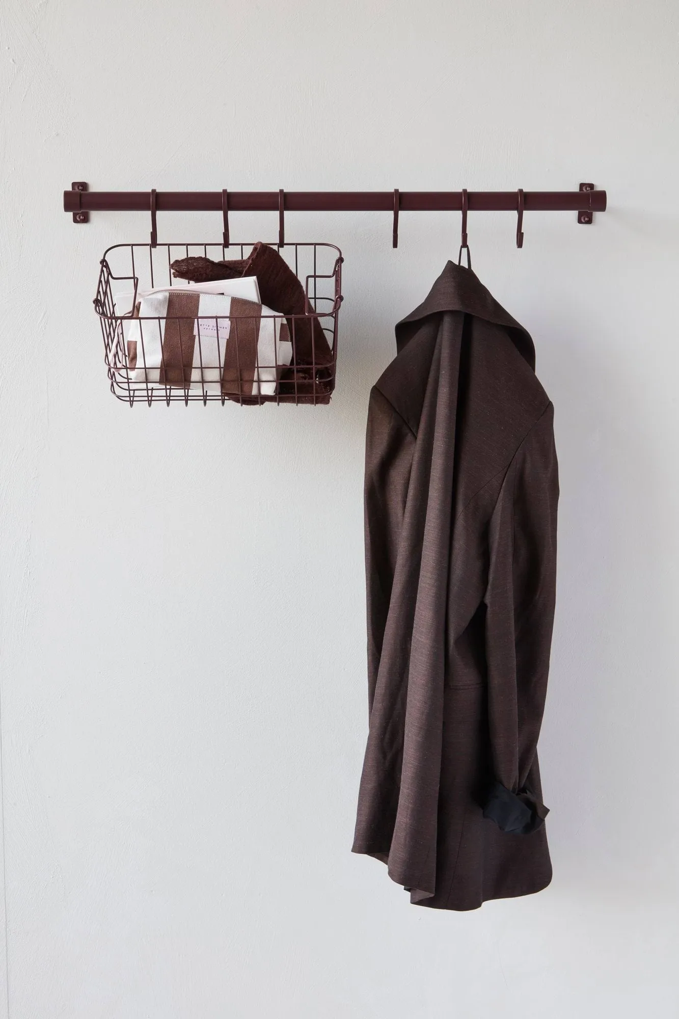 Perchero de pared Hang-it, Rojo, 11x70x5,5 cm Mette Ditmer