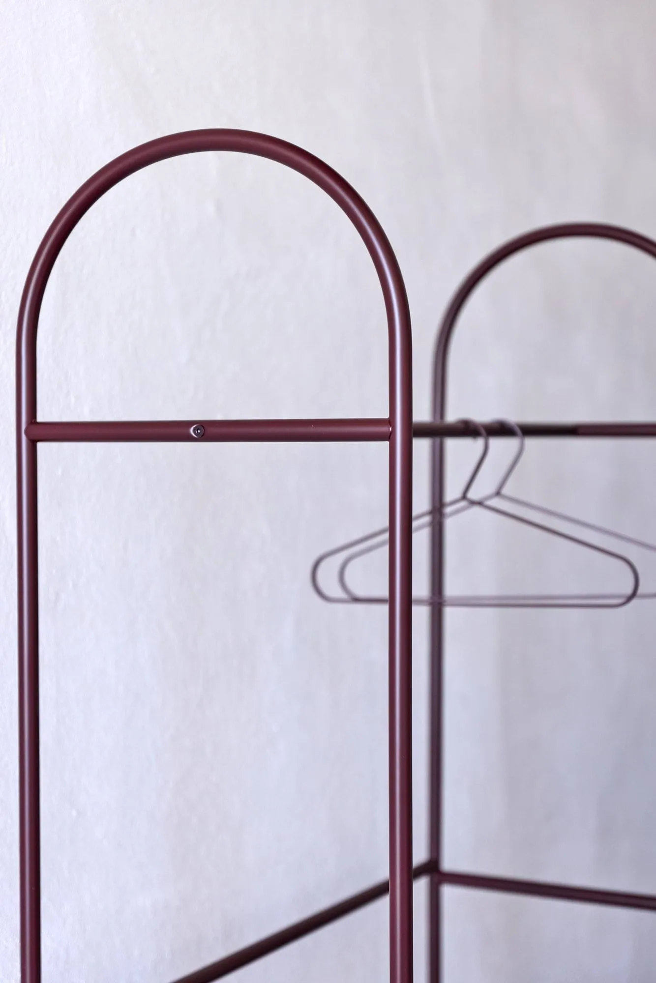 Perchero de pie Arch, Rojo, 39x92x186 cm Mette Ditmer
