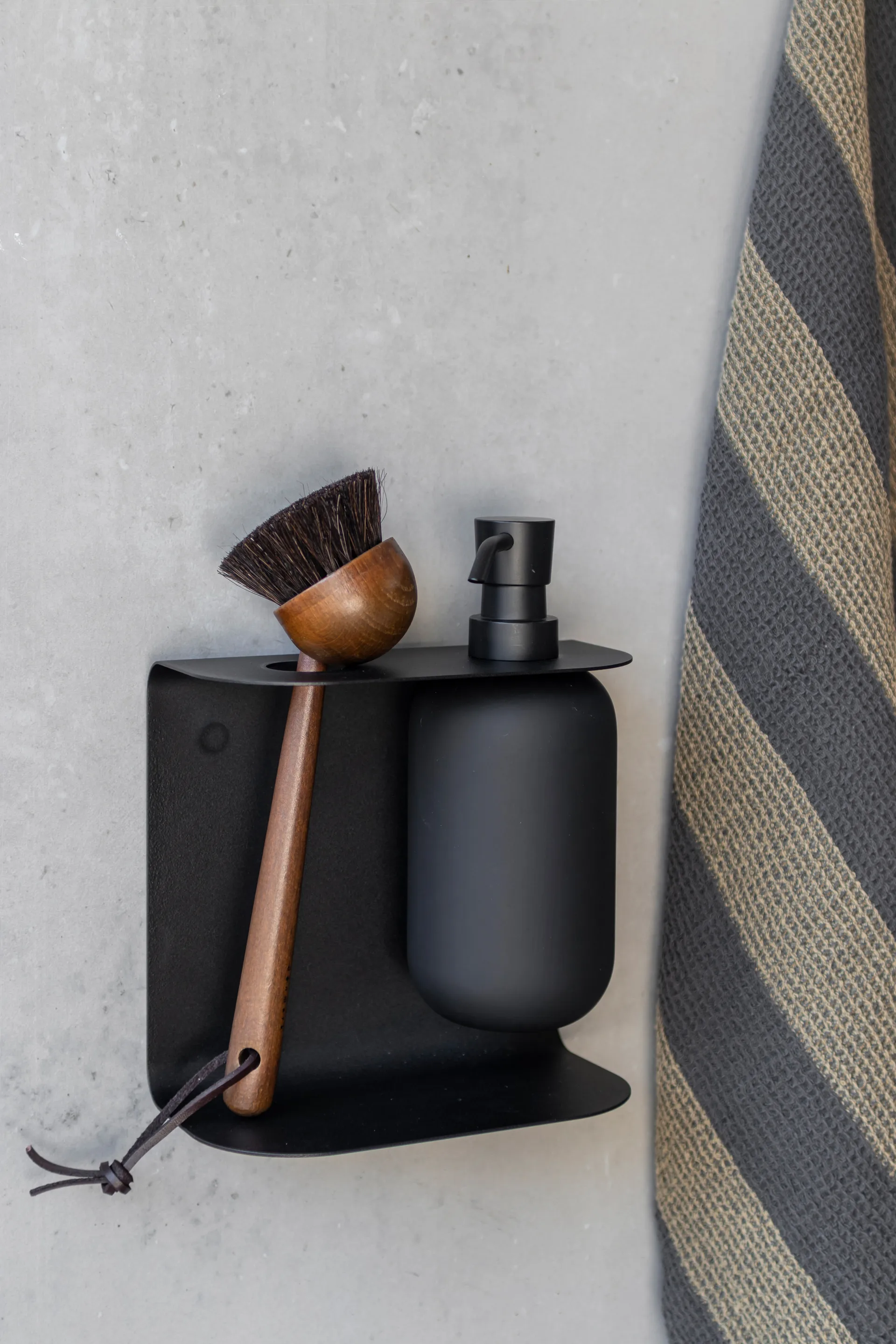 Soporte doble de pared Carry, Negro Mette Ditmer