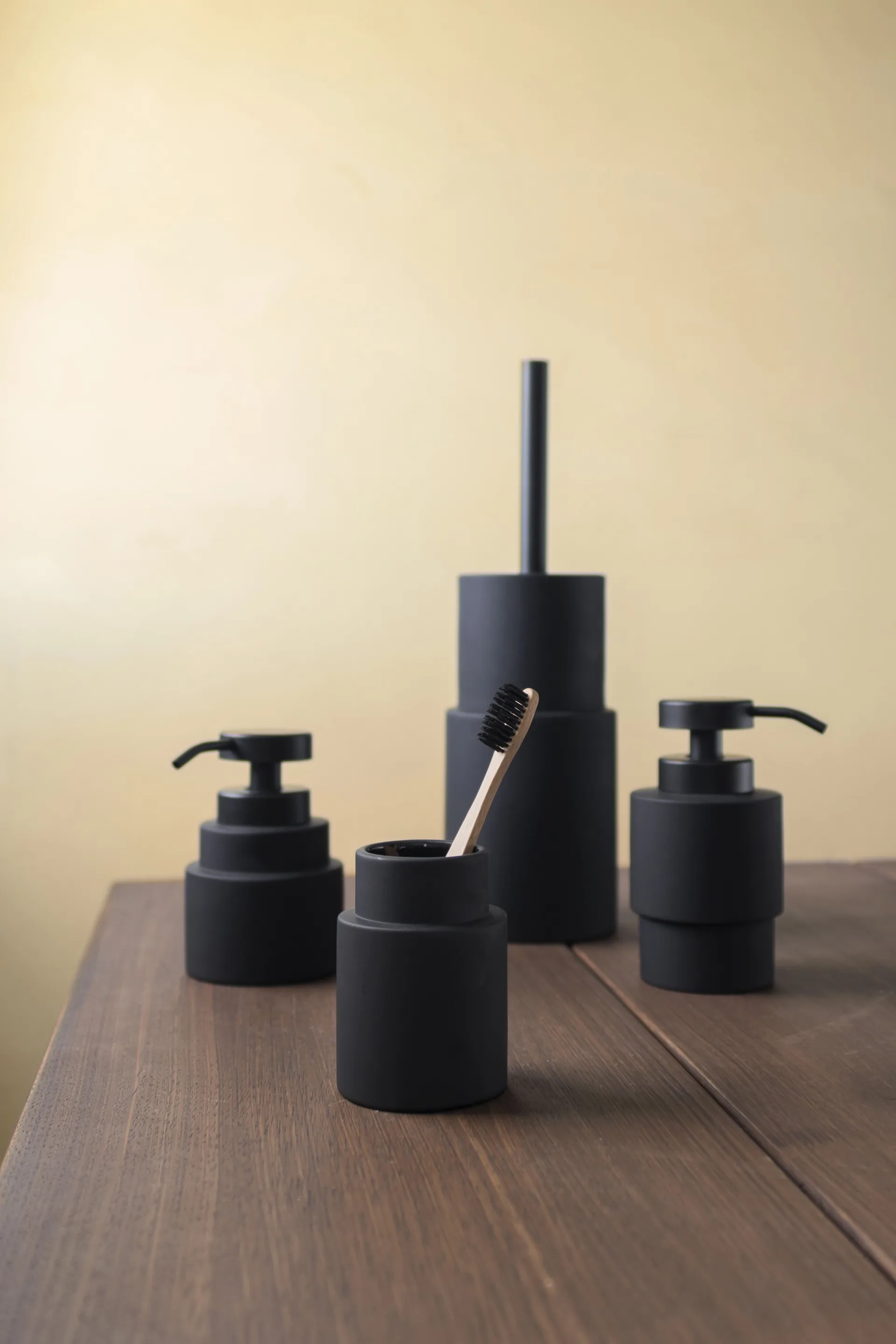 Soporte para cepillos de dientes Shades modelo B, negro Mette Ditmer