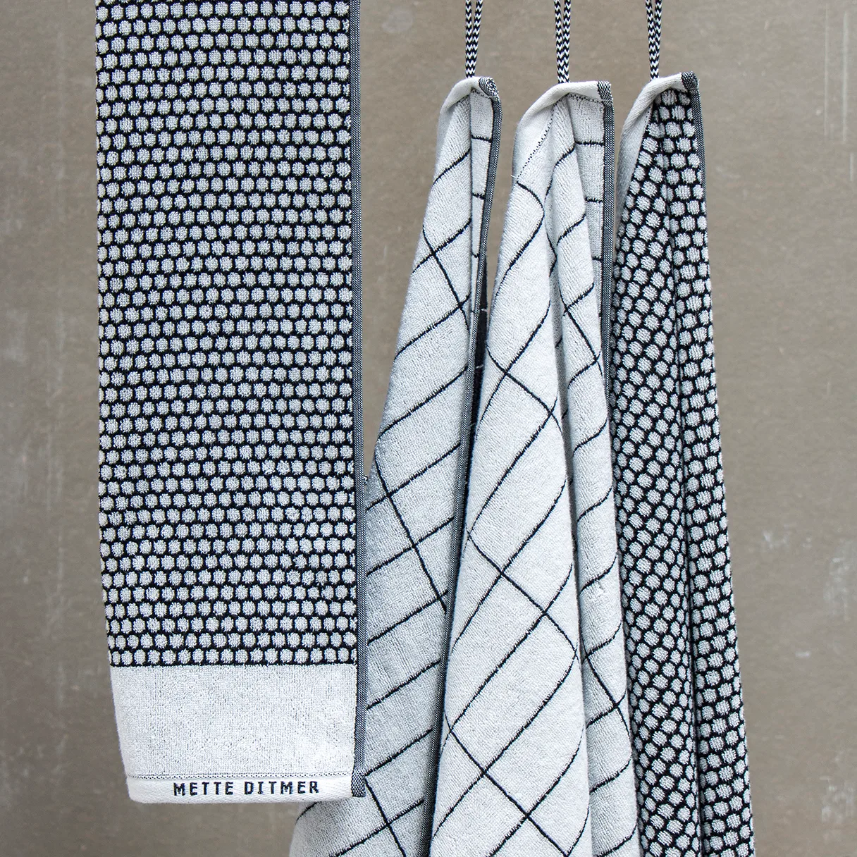 Toalla de baño Tile Stone 70x140 cm, negro-off white Mette Ditmer