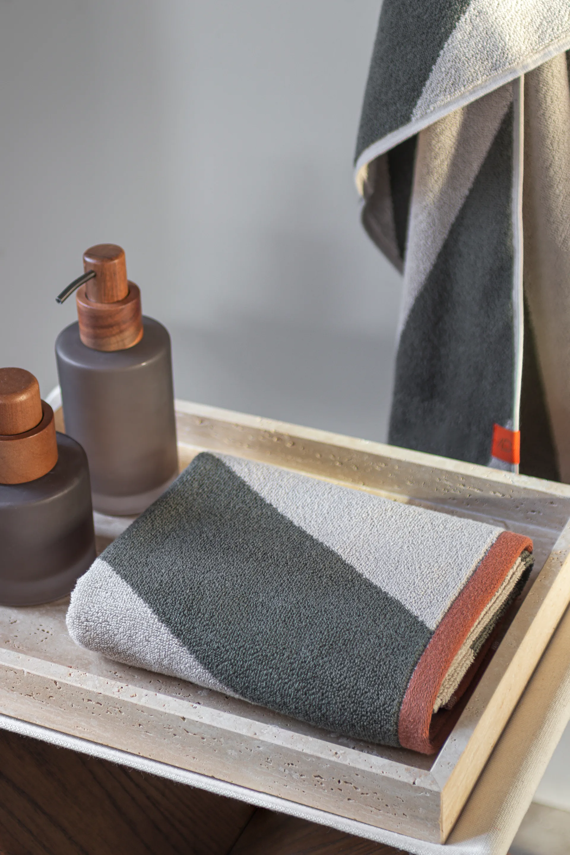 Toalla Diagonal, Dark olive, 50x90 cm Mette Ditmer