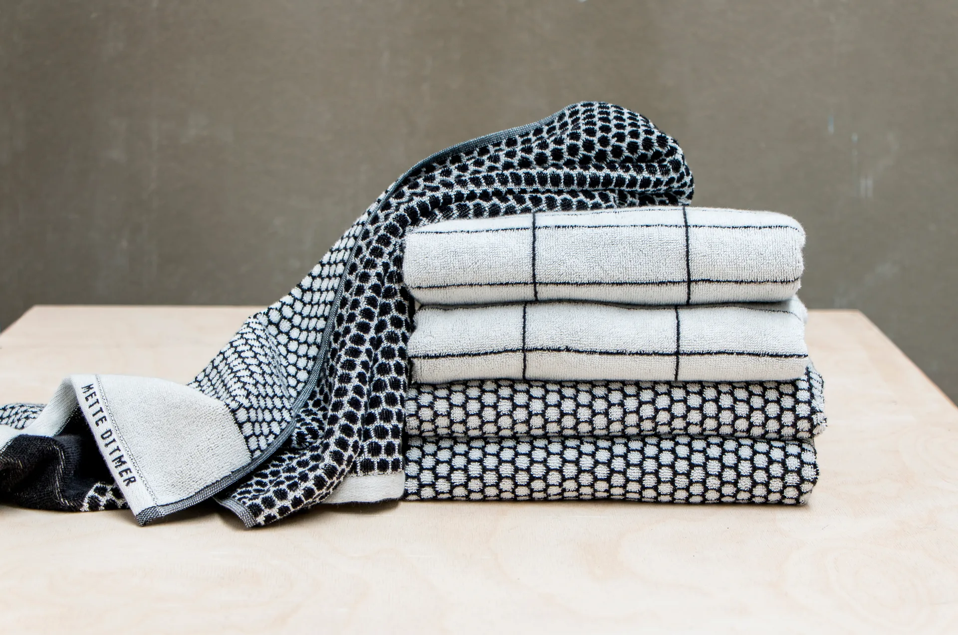 Toalla para invitados Tile Stone 38x60 cm, 2 unidades, Black-Off-white Mette Ditmer