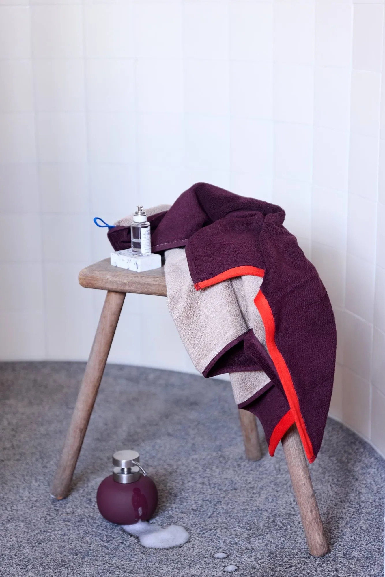 Toalla Soft 70x133 cm, Grey-Red (gris rojo), 70x133 cm Mette Ditmer