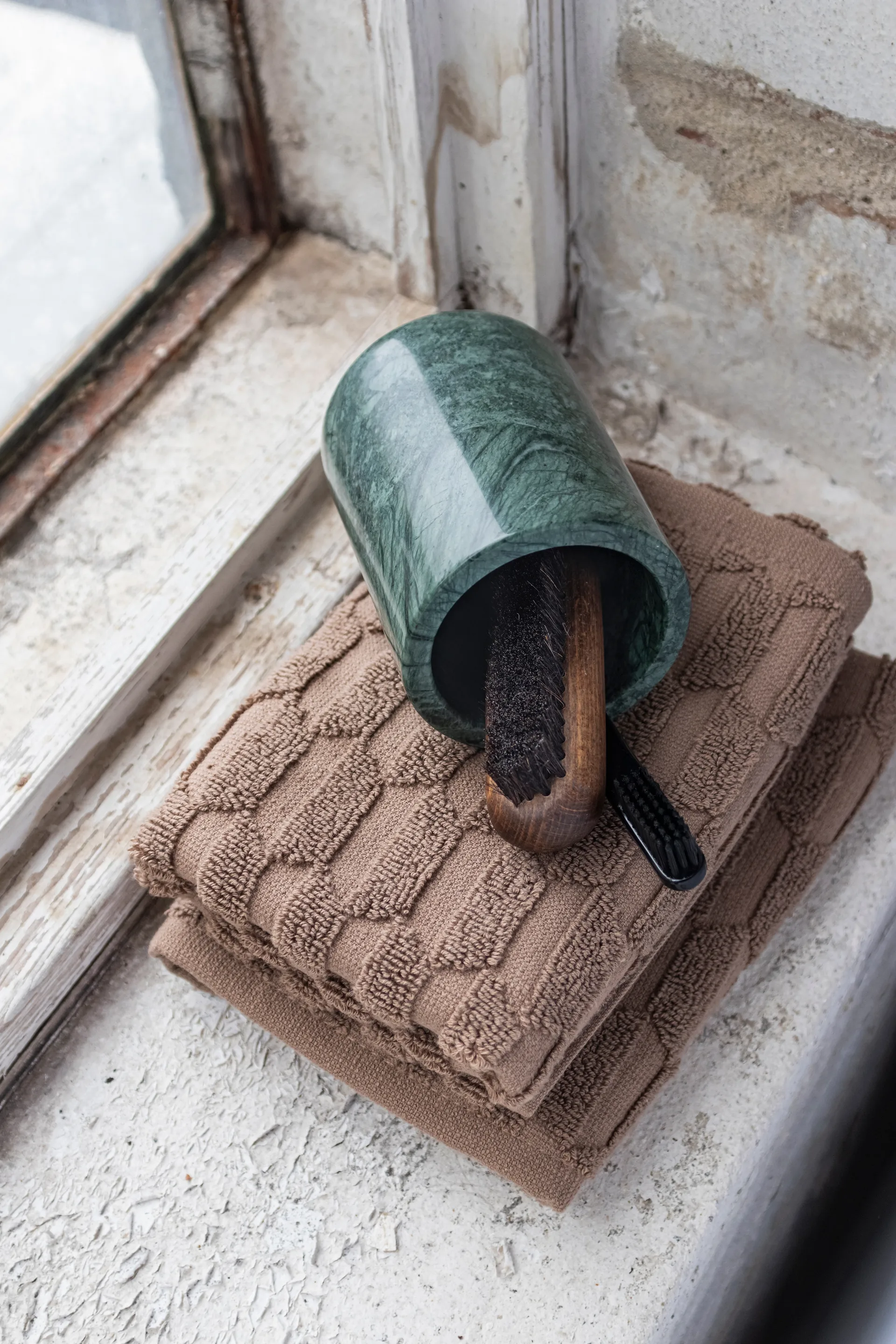 Vaso portacepillos Marble 10 cm, Dark forest Mette Ditmer