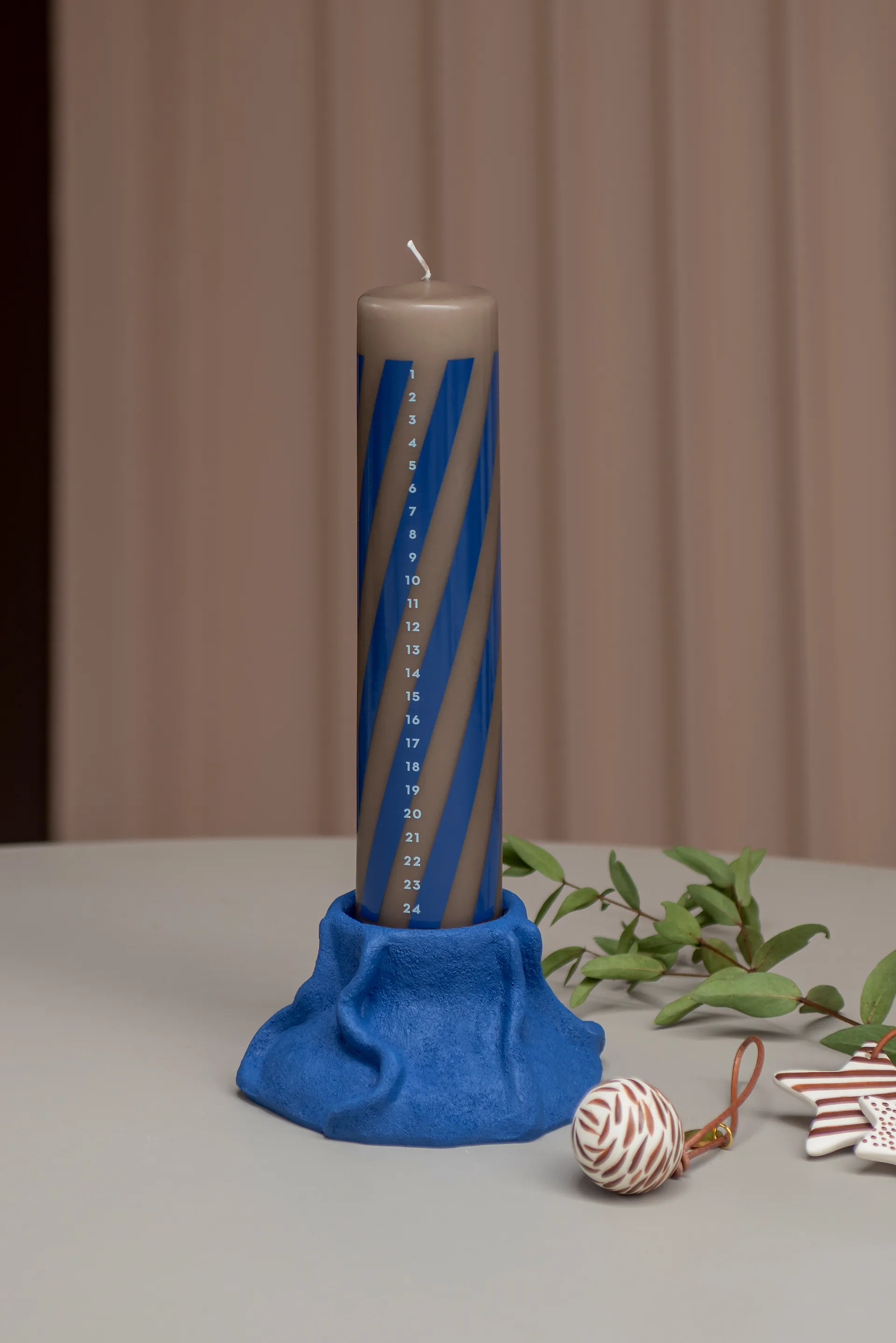 Vela de calendario Twentyfour 25 cm, Cobalt Mette Ditmer