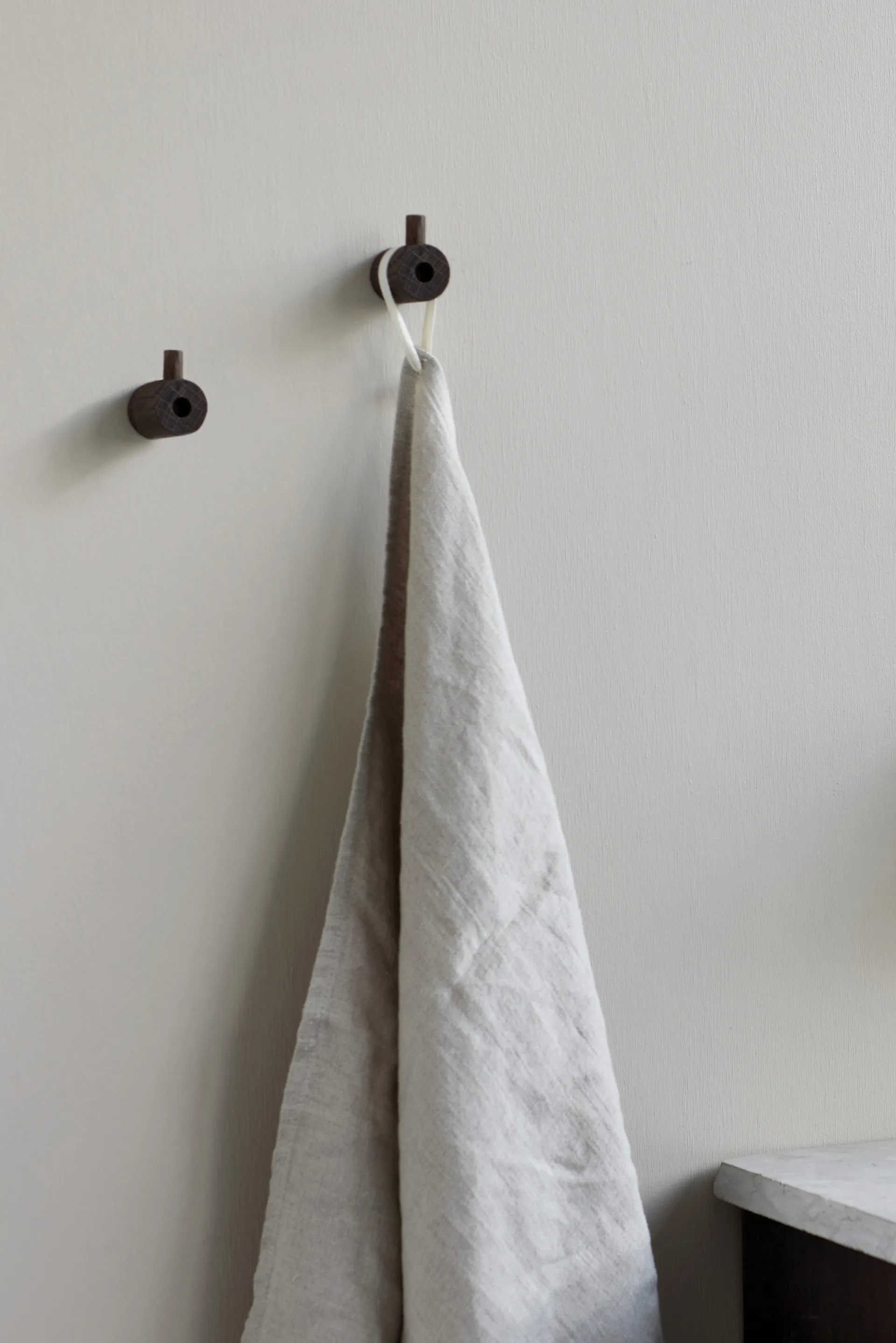 Gancho Moebe wooden wall hook, Roble ahumado MOEBE