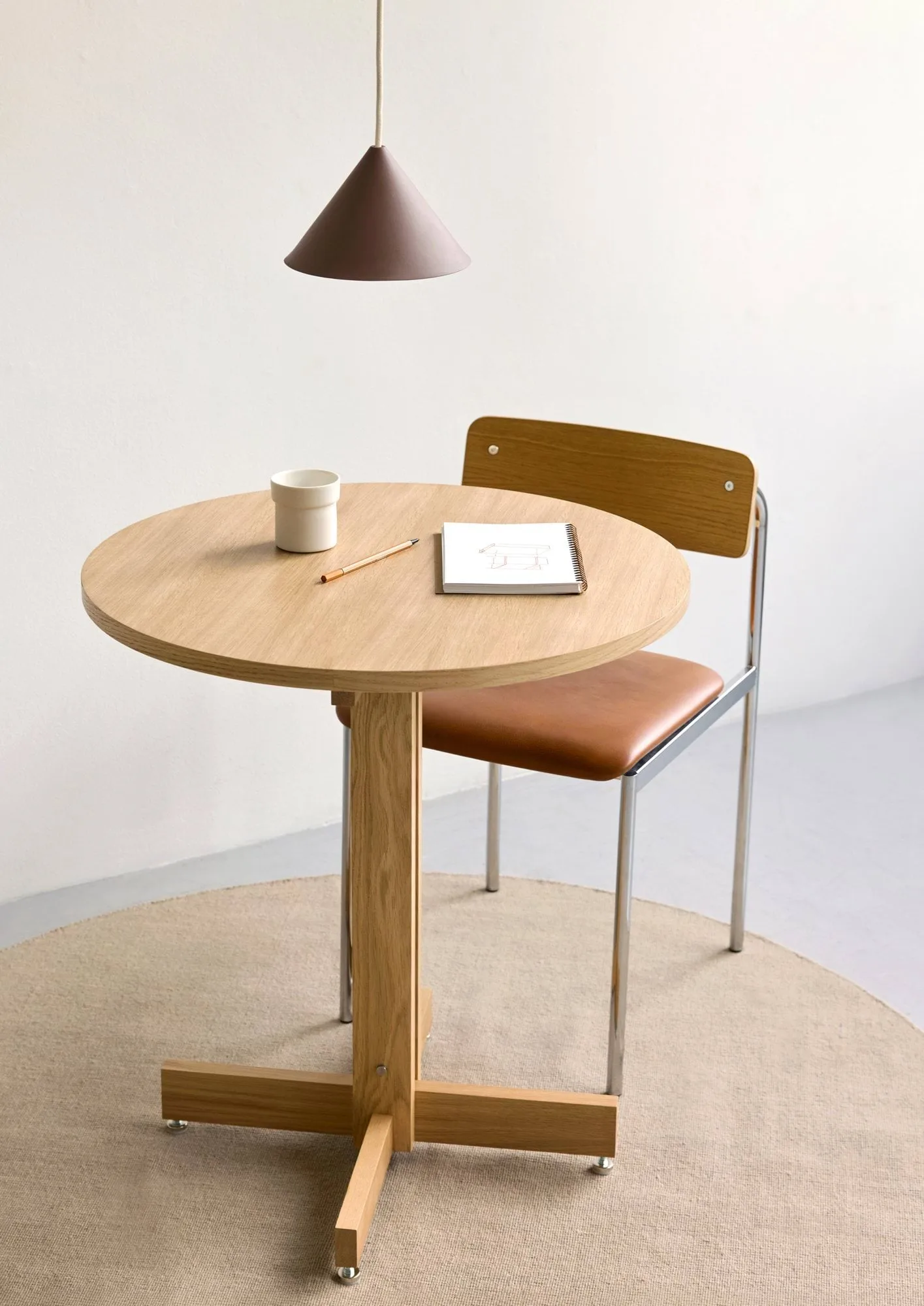 Mesa de cafetería KUMU, Roble aceitado, Ø65 cm MOEBE