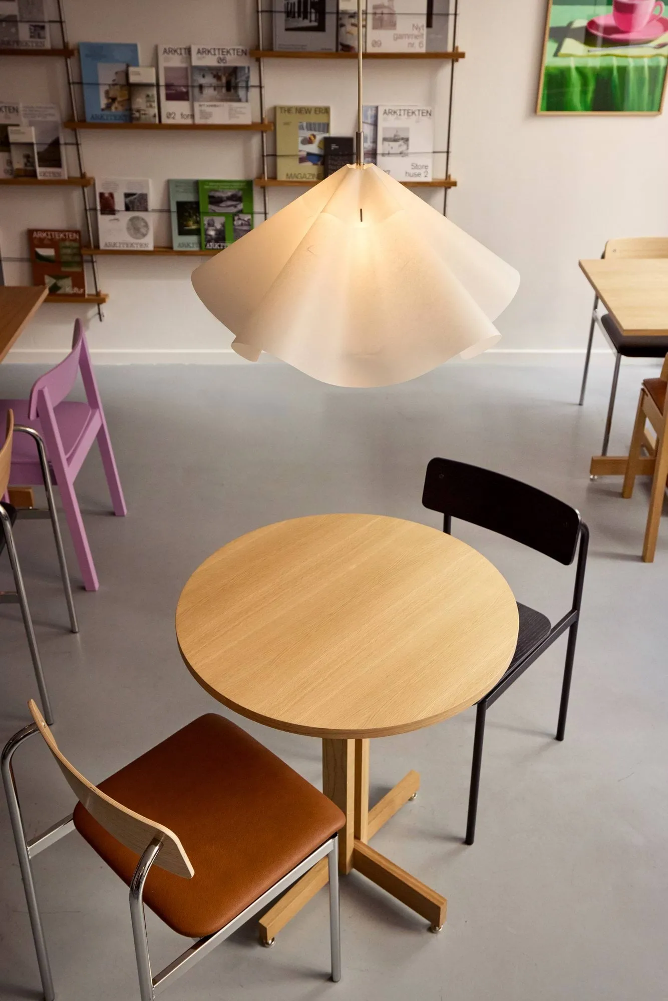 Mesa de cafetería KUMU, Roble aceitado, Ø65 cm MOEBE