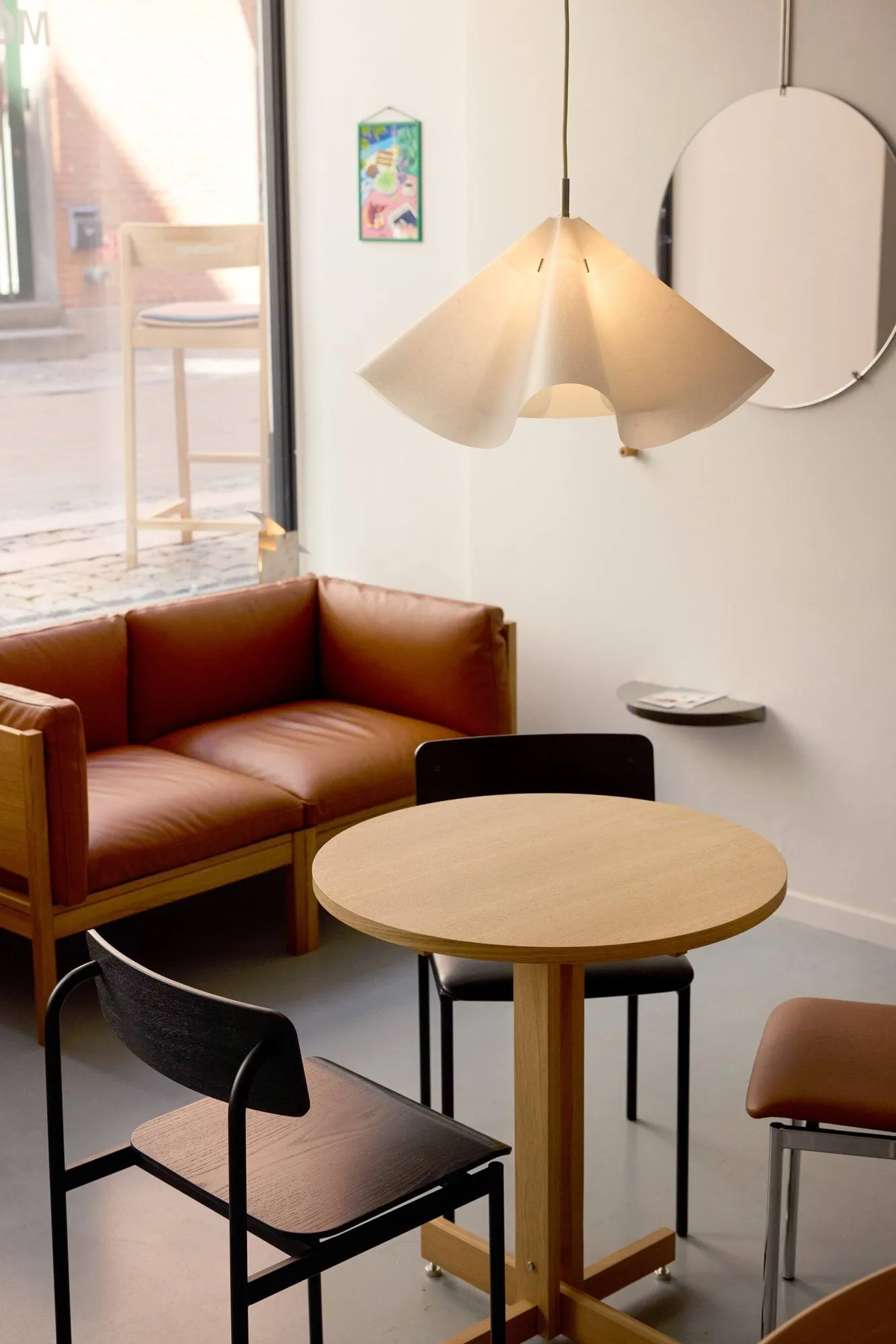Mesa de cafetería KUMU, Roble aceitado, Ø65 cm MOEBE