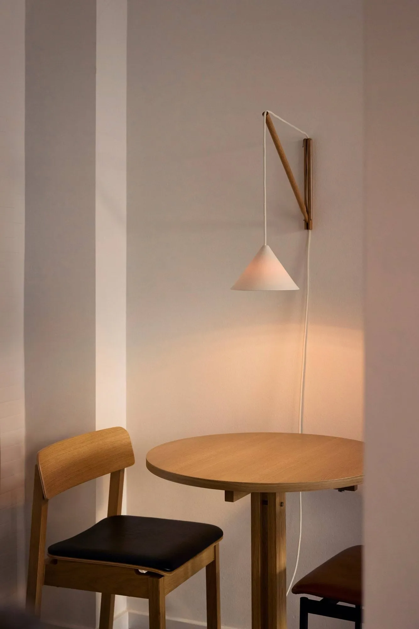 Mesa de cafetería KUMU, Roble aceitado, Ø65 cm MOEBE