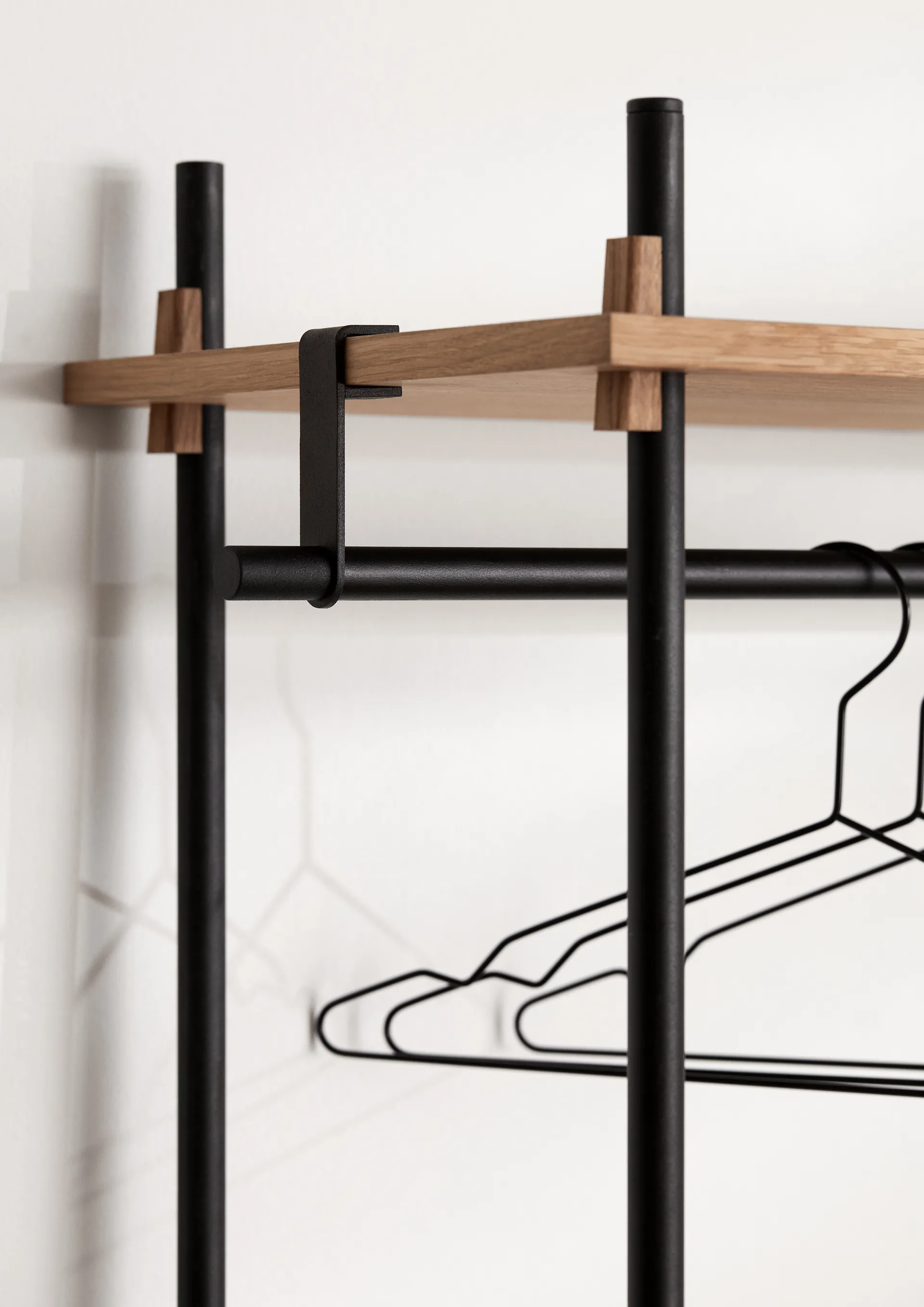 Moebe shelving system s.200.1.F, Roble-negro MOEBE