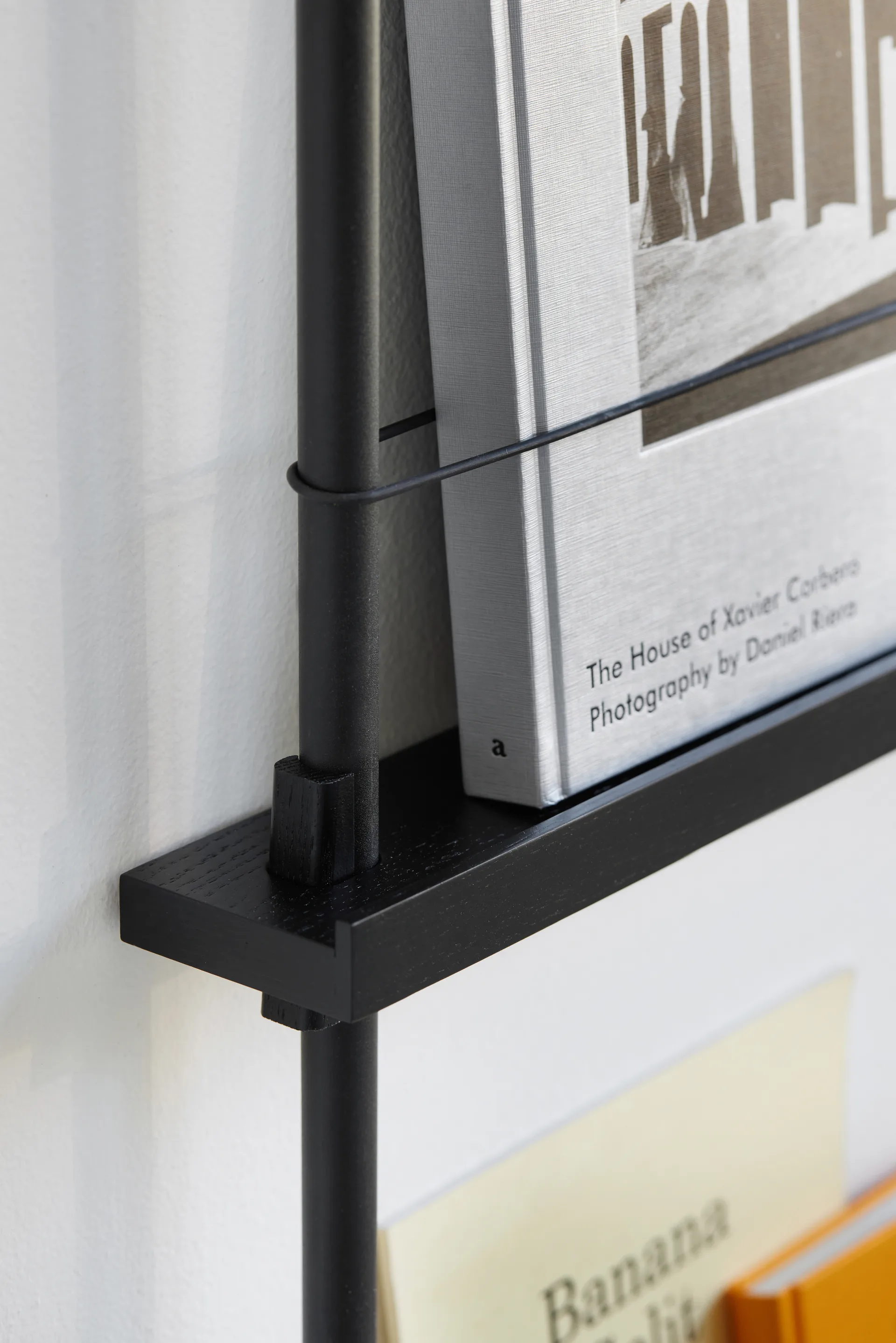 Revistero Moebe, Black-black MOEBE