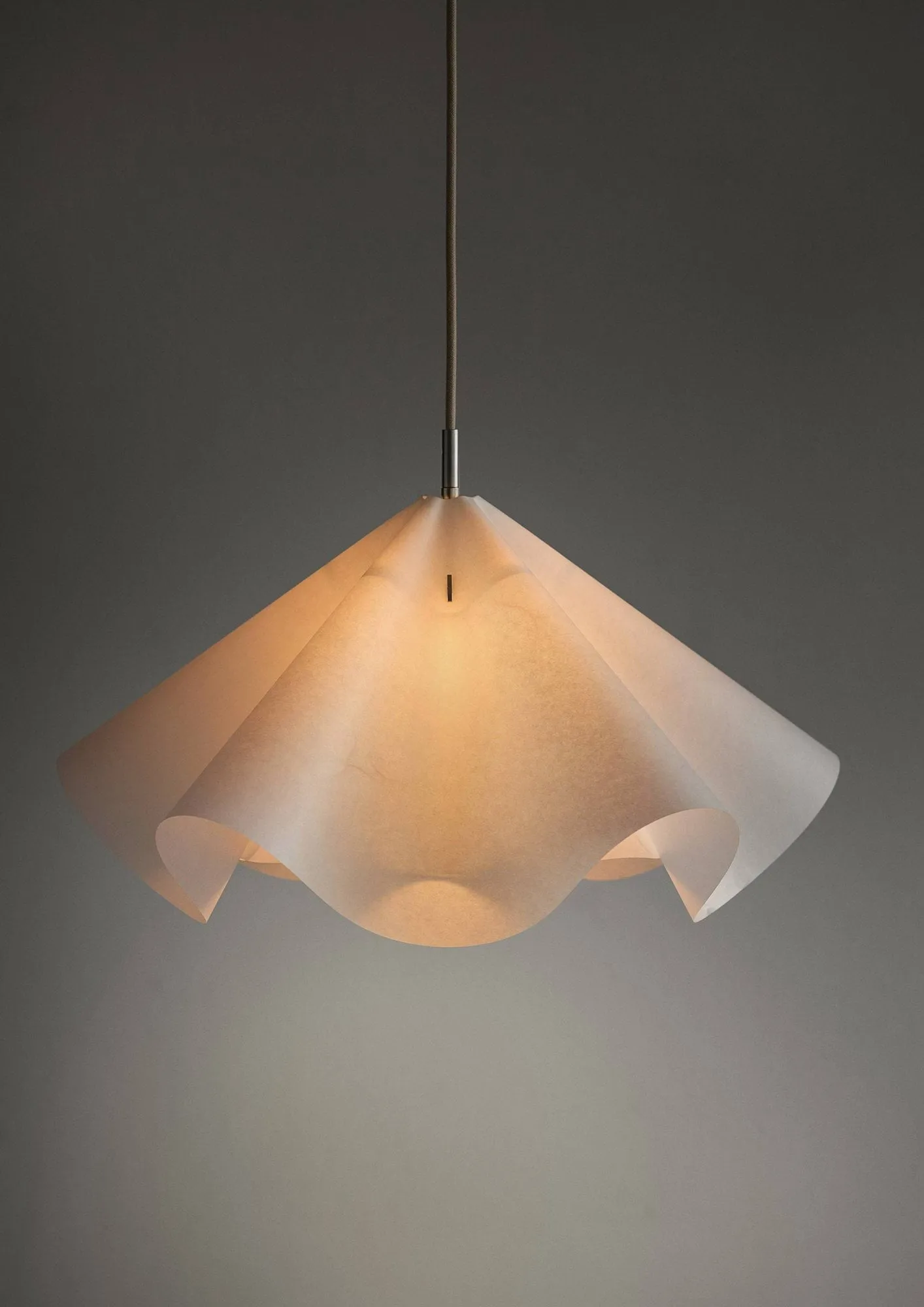 Sinuate colgante, Blanco-latón, mediano Ø60x30 cm MOEBE