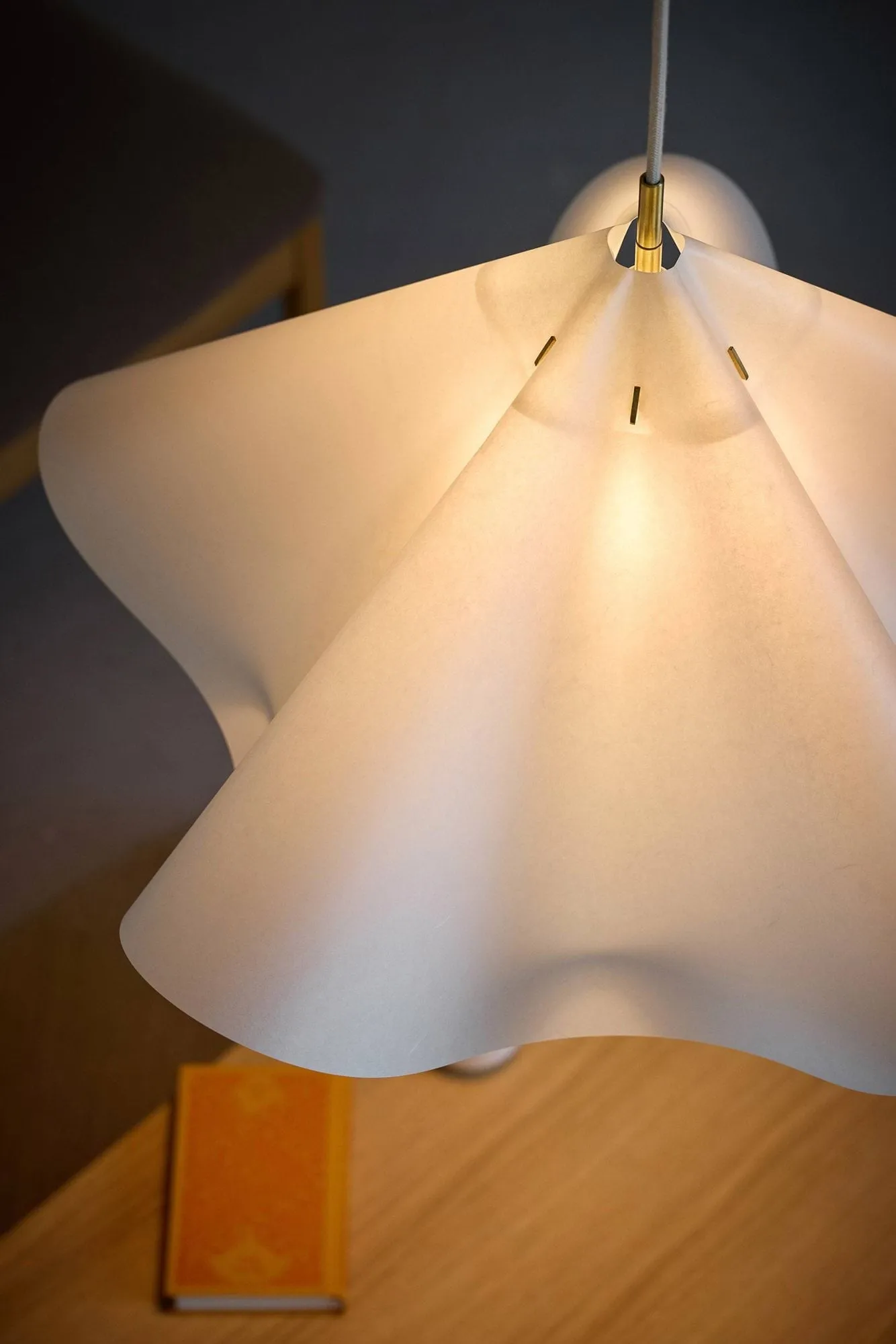 Sinuate colgante, White-latón, grande Ø75x40 cm MOEBE