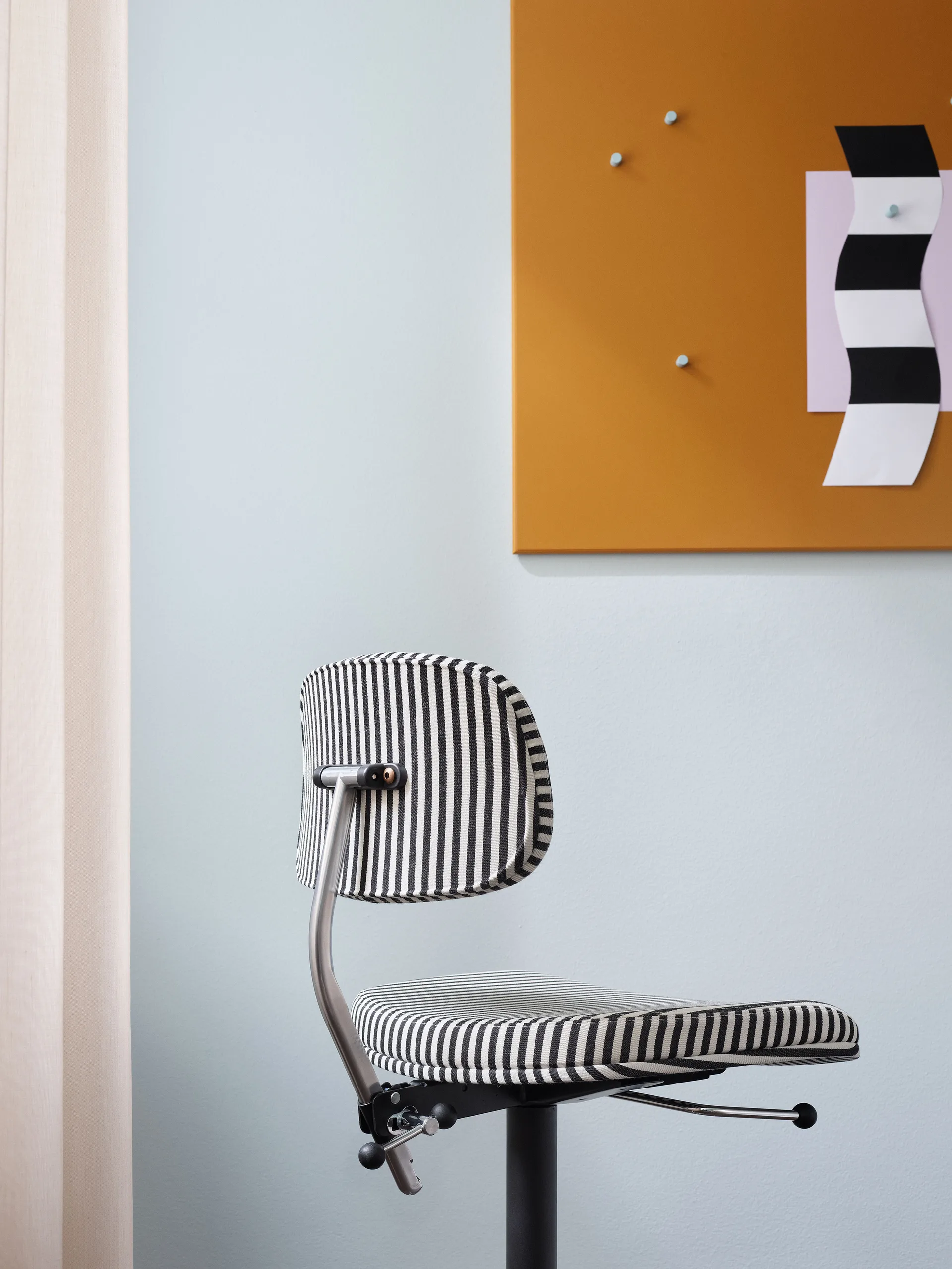 Silla de oficina Kevi 2534U, Stripe-aluminium Montana