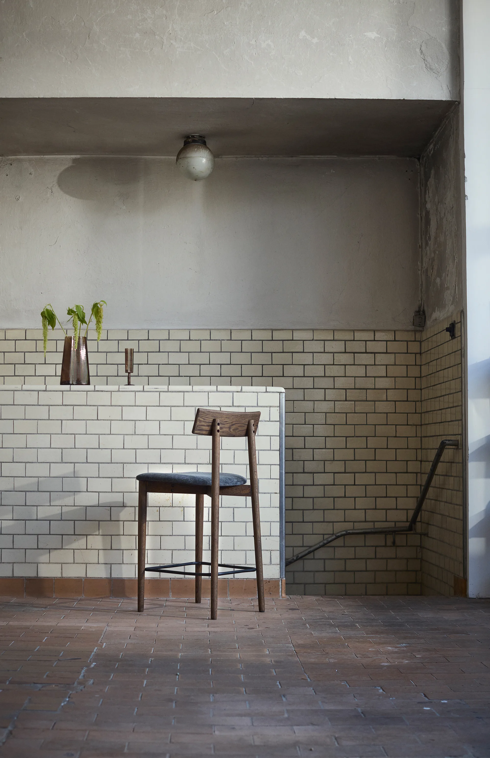 Taburete Tetra, Tela color granito-roble aceitado oscuro MUUBS