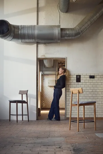 Taburete Tetra - Tela color hormigón-roble aceitado natural - MUUBS