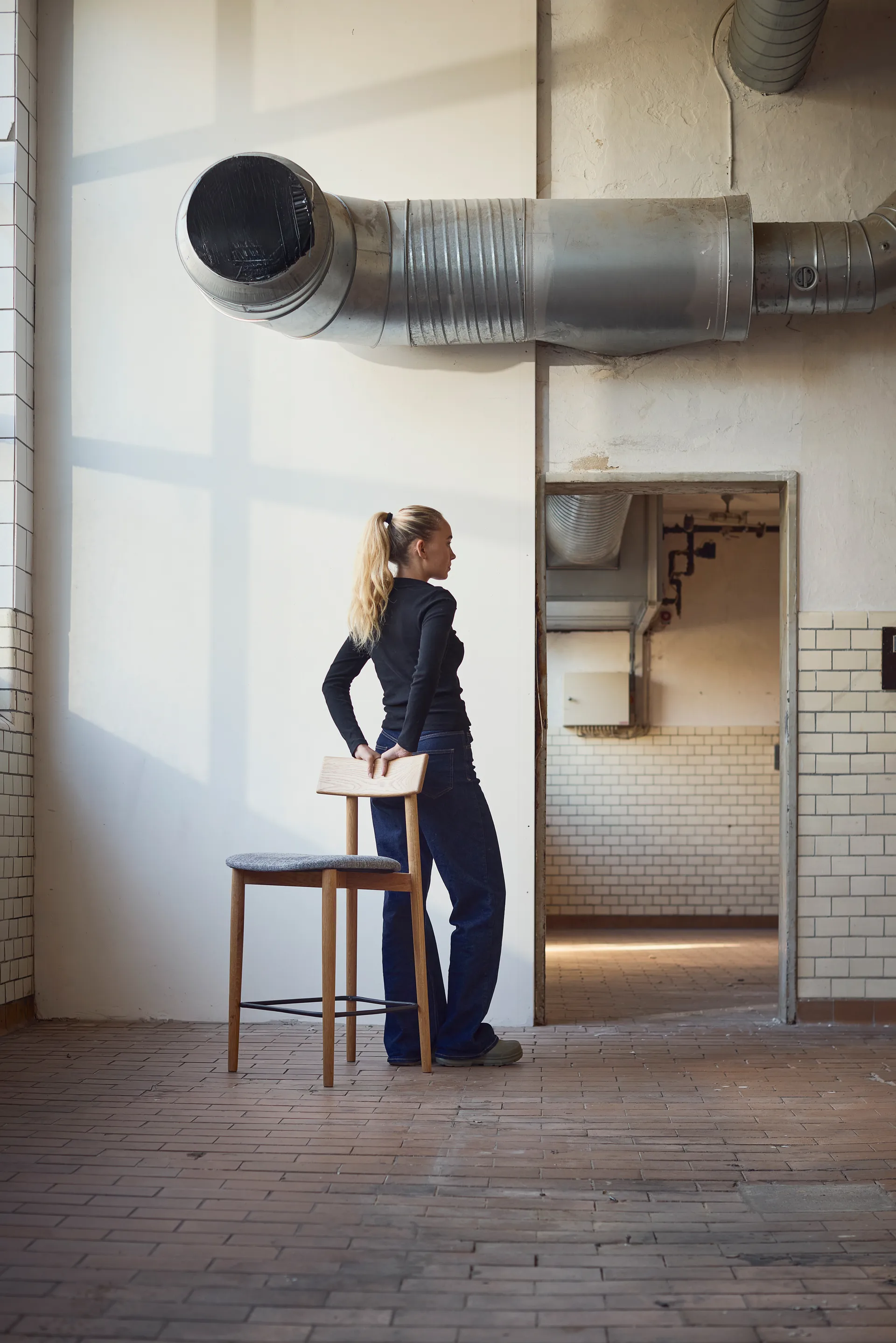 Taburete Tetra, Tela color hormigón-roble aceitado natural MUUBS