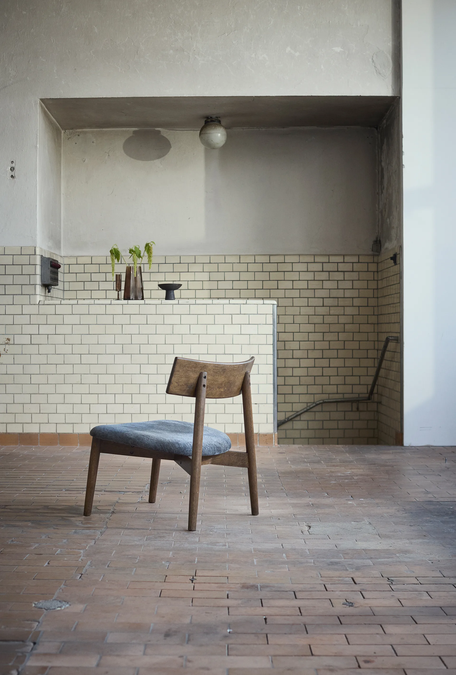 Tetra lounge chair, Tela color granito-roble aceitado oscuro MUUBS