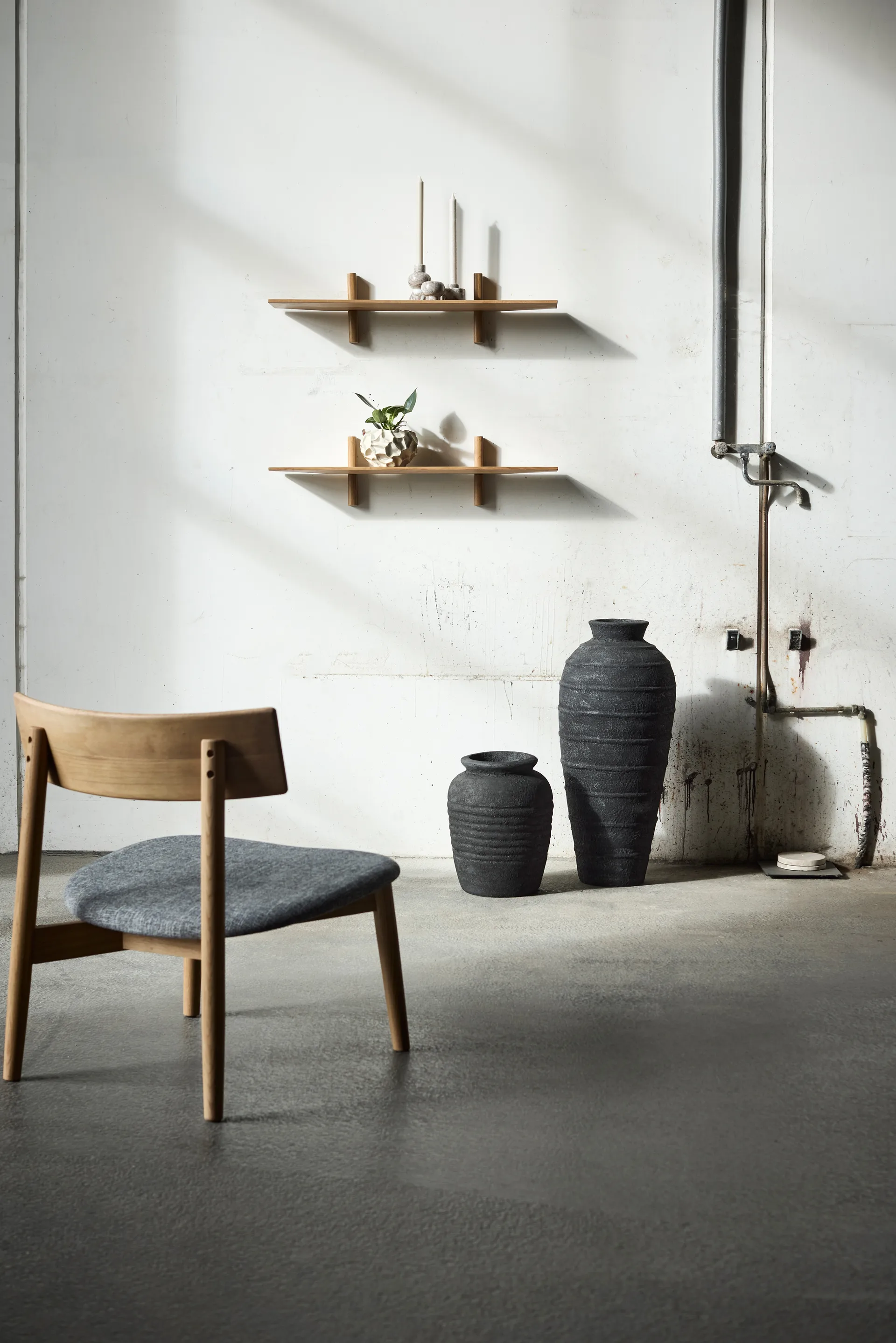 Tetra lounge chair, Tela color hormigón-roble aceitado natural MUUBS