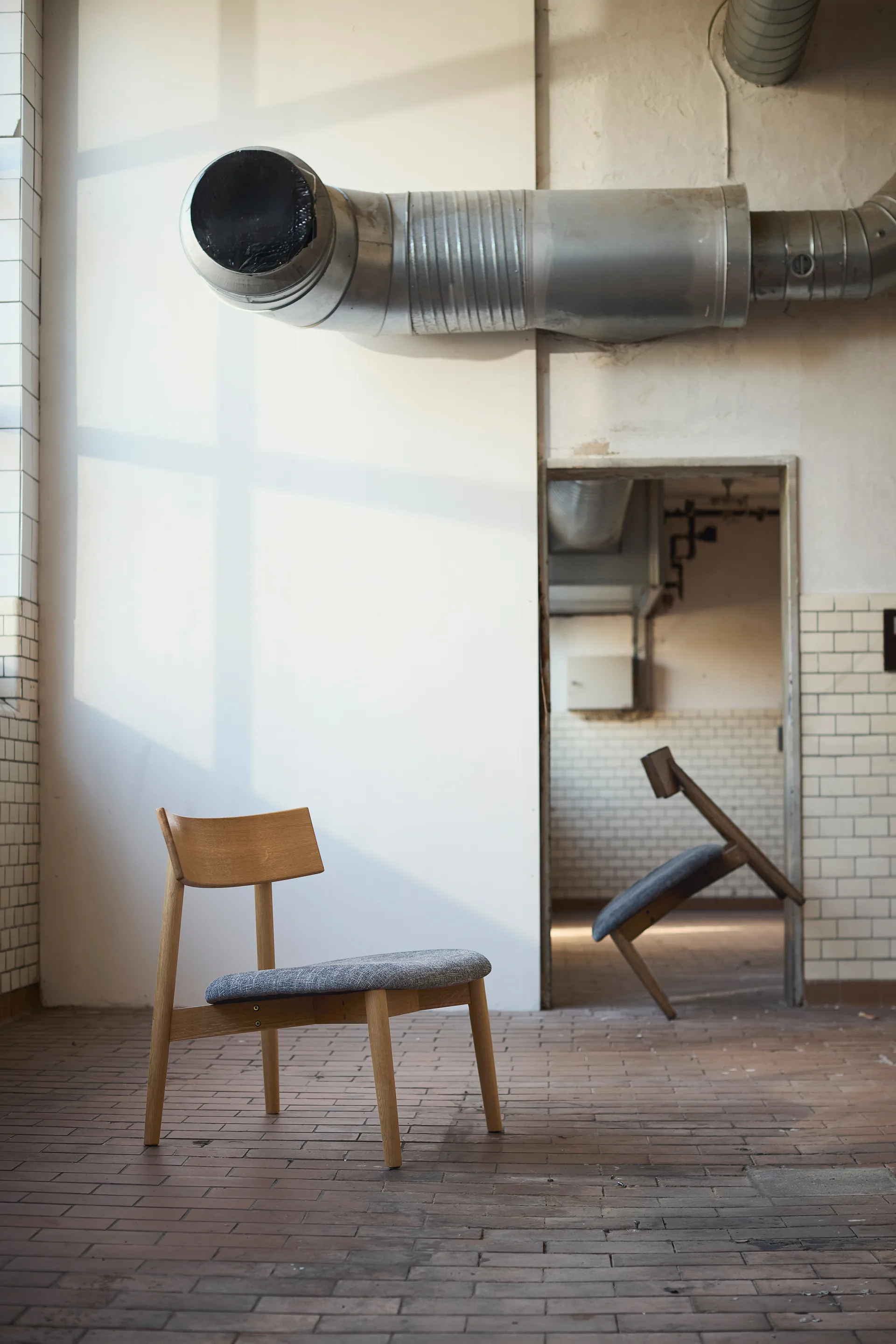 Tetra lounge chair, Tela color hormigón-roble aceitado natural MUUBS