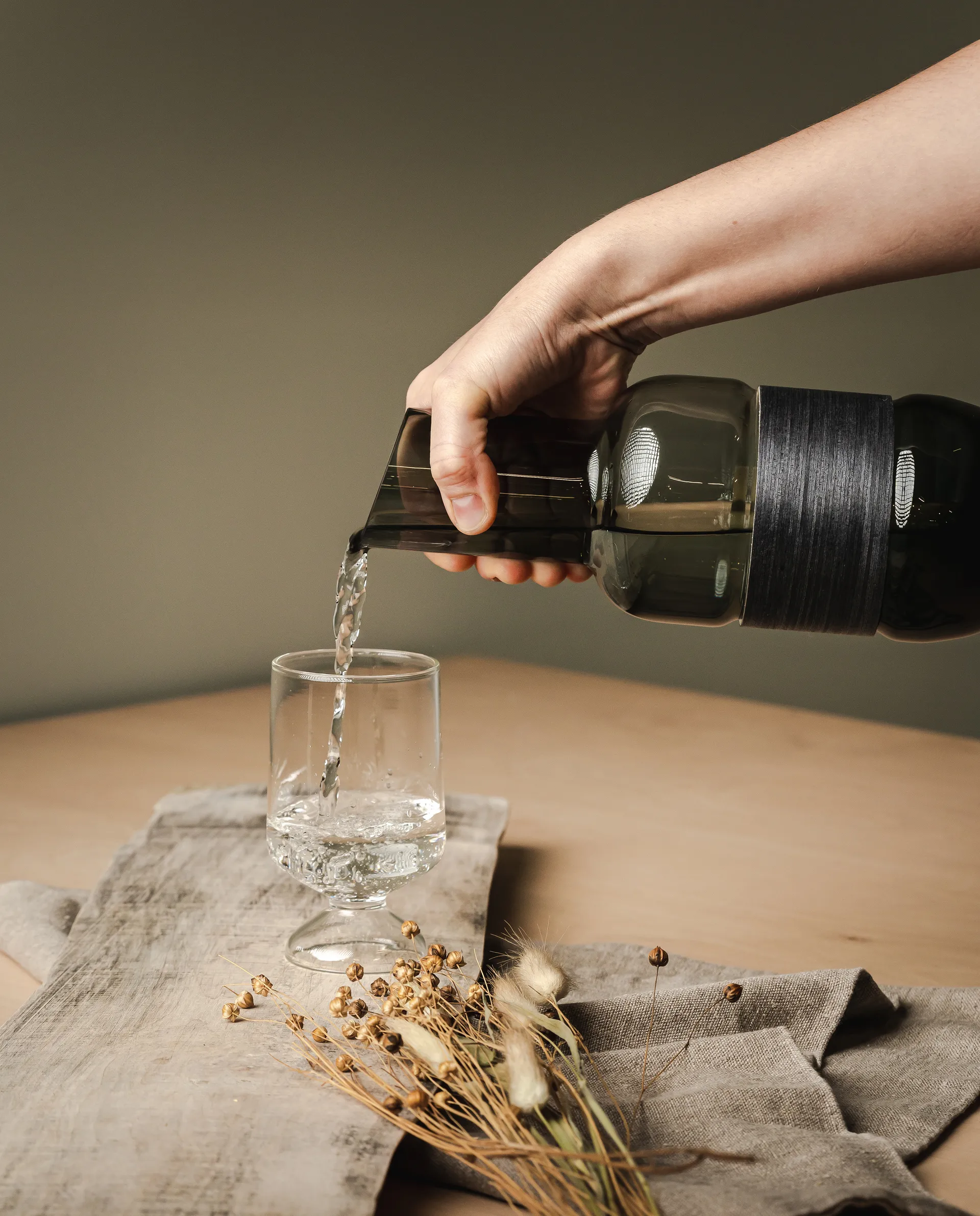 Jarra Veneer 1 L, gris-negro carbón Muurla