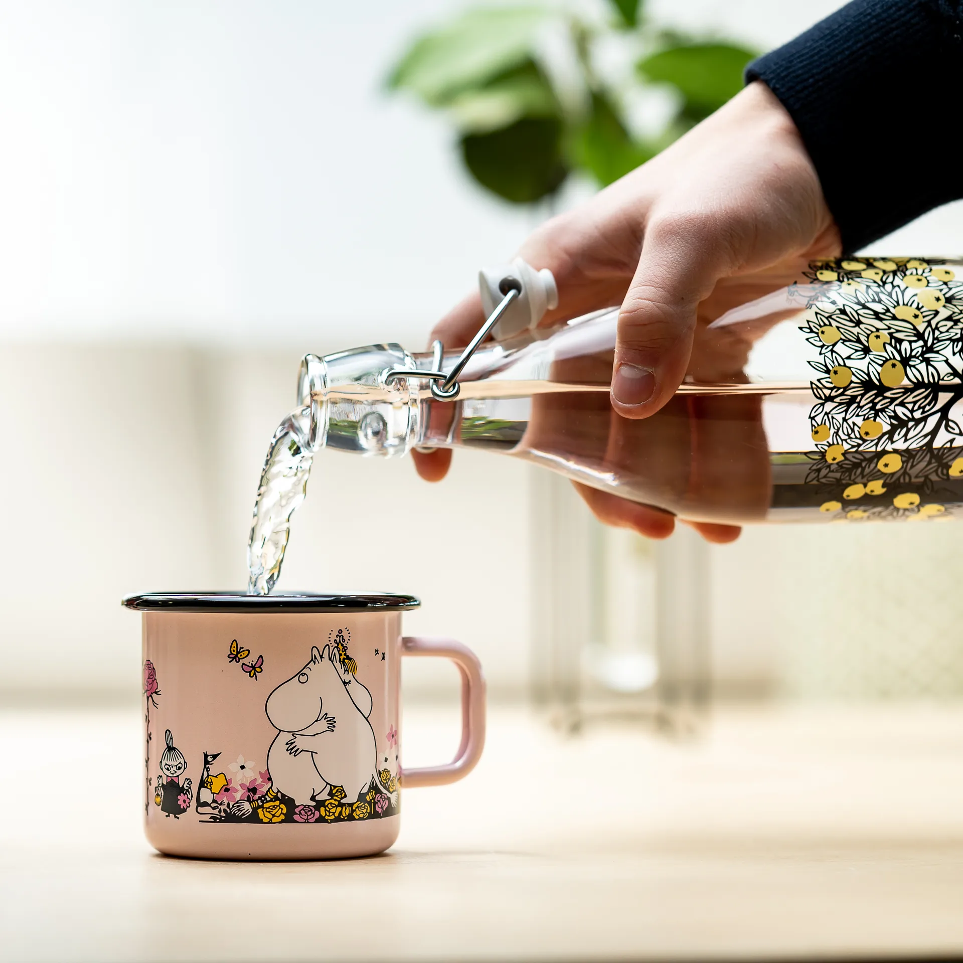 Taza esmaltada Mumin abrazo 37 cl, Rosa Muurla