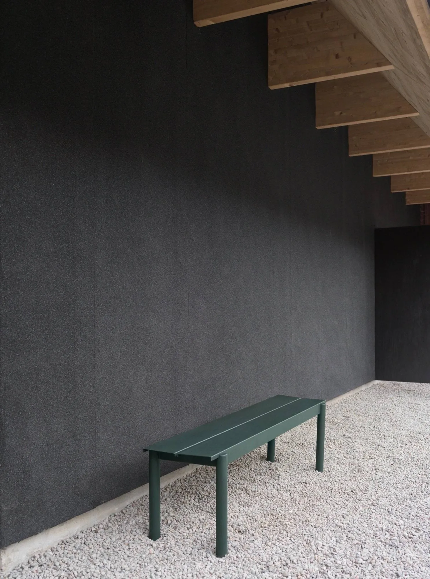 Banco de acero Linear steel bench 170 cm, Dark green Muuto
