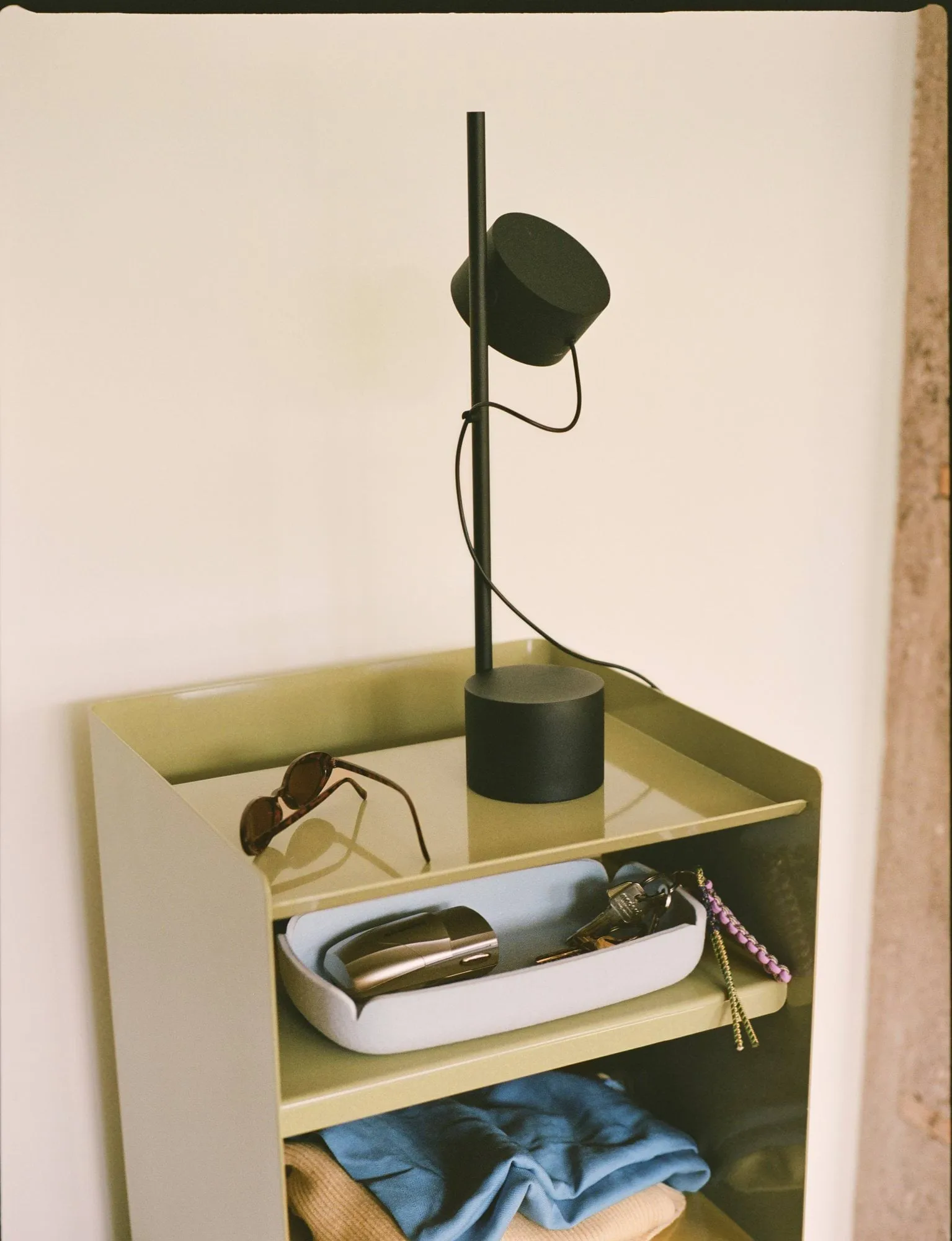 Carrito auxiliar Folded Trolley abierto, Verde beige oscuro, 37,4x38,7x37,2 cm Muuto