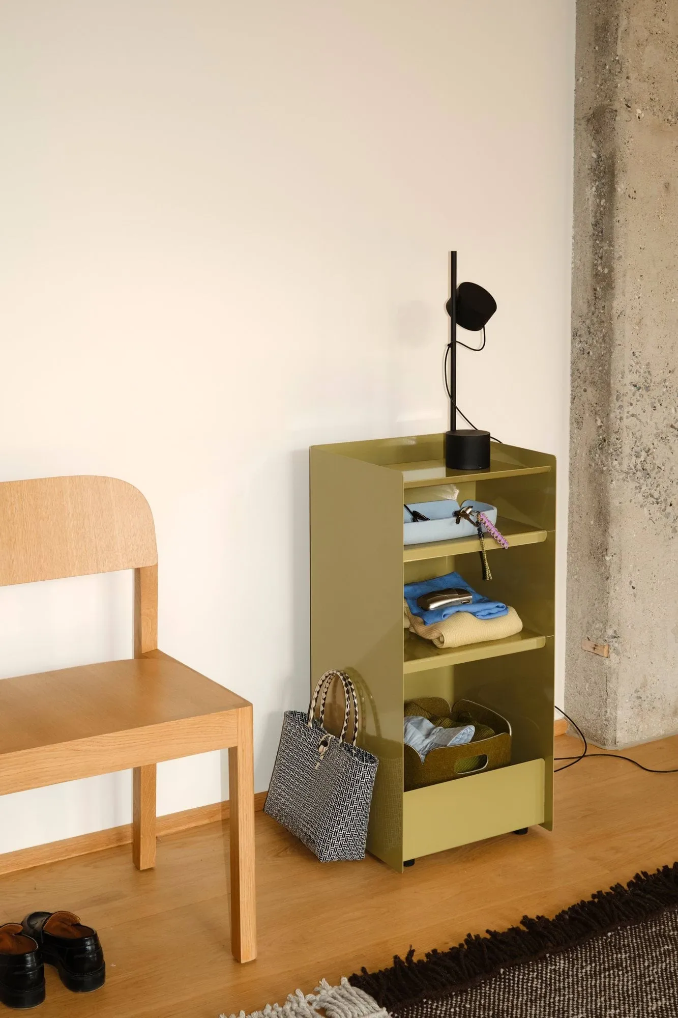 Carrito auxiliar Folded Trolley abierto, Verde beige oscuro, 37,4x38,7x37,2 cm Muuto