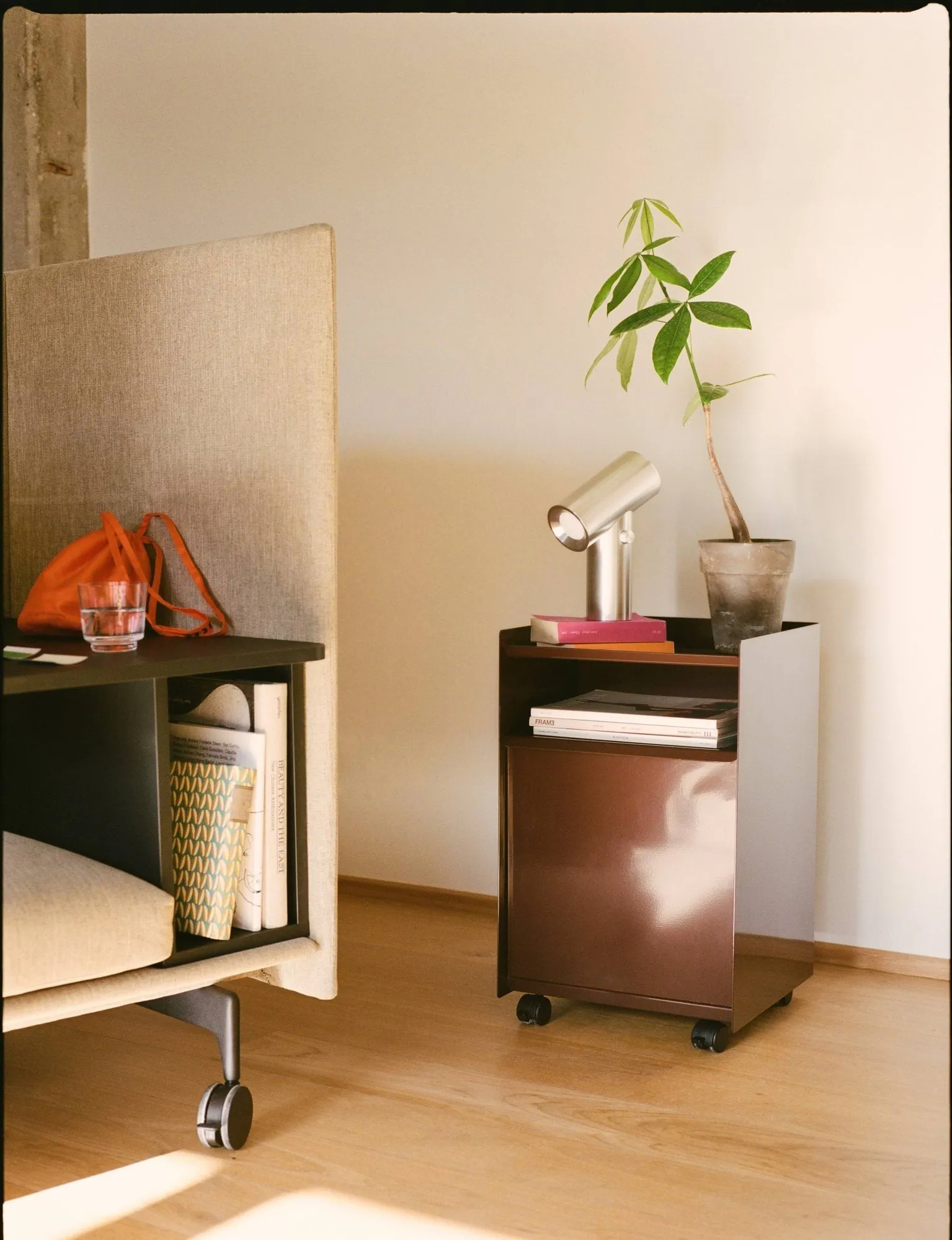 Carrito auxiliar Folded Trolley con cajón, Rojo oscuro Muuto