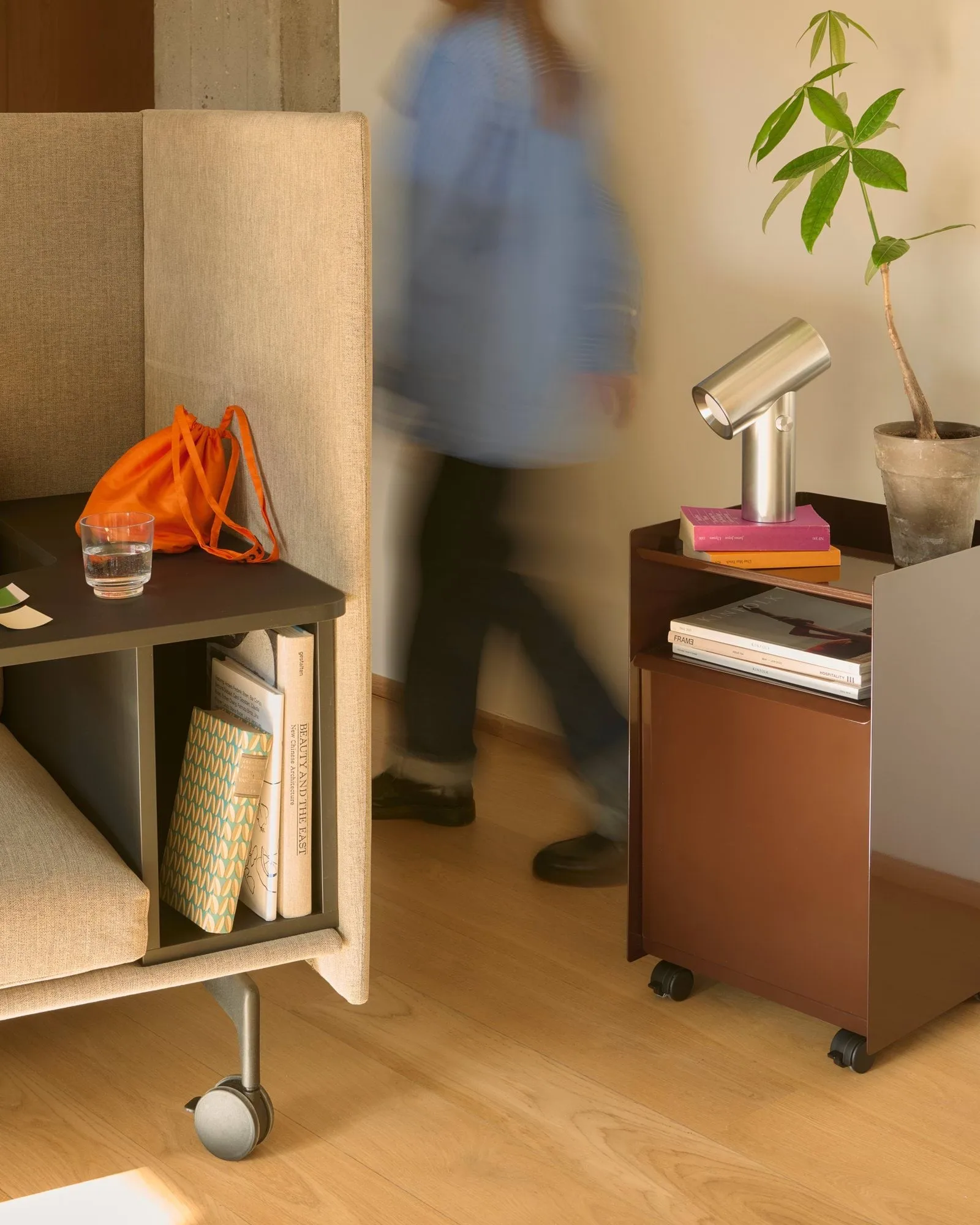 Carrito auxiliar Folded Trolley con cajón, Rojo oscuro Muuto