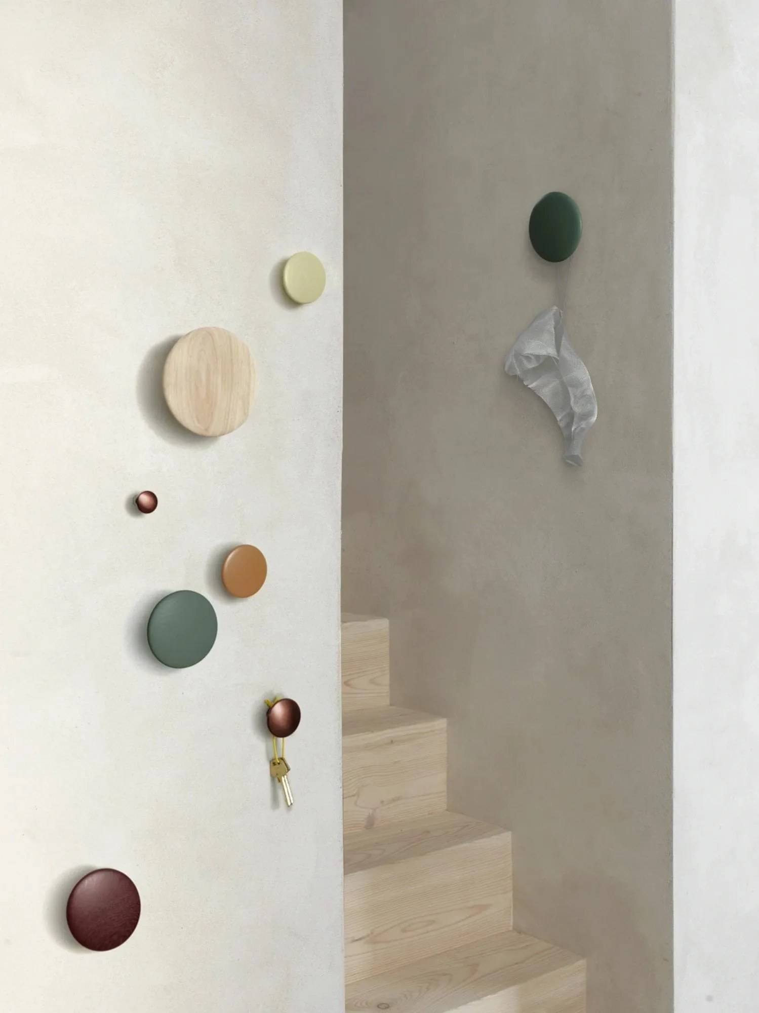 Colgador de pared The Dots, mediano, roble Muuto