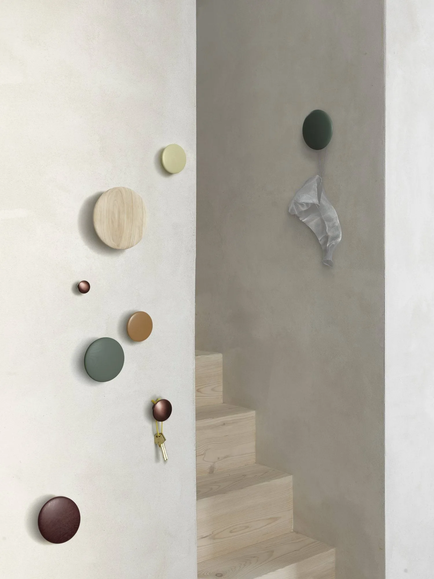 Dots Wood perchero, Rojo marrón, Ø9 cm Muuto