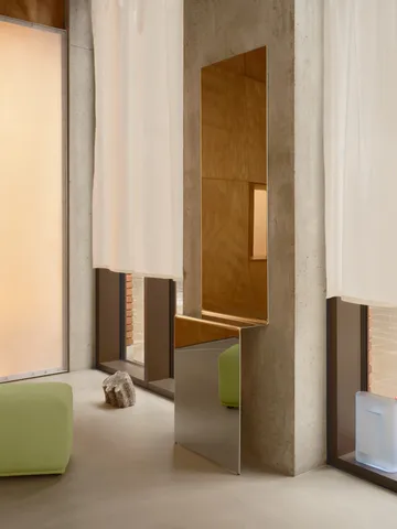 Espejo de pared Pleat  - Acero pulido, 227×57 cm - Muuto