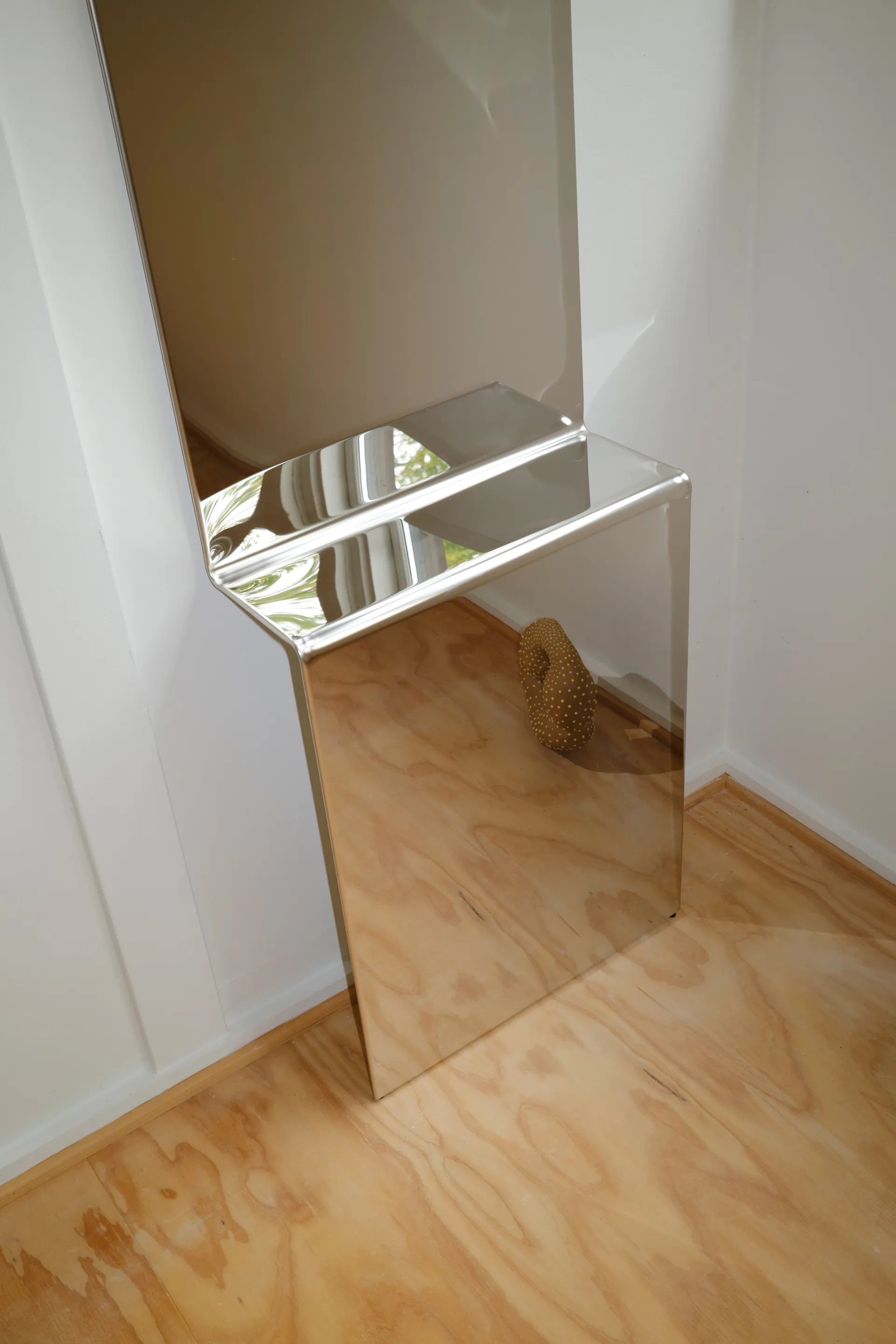 Espejo de pared Pleat , Acero pulido, 227×57 cm Muuto