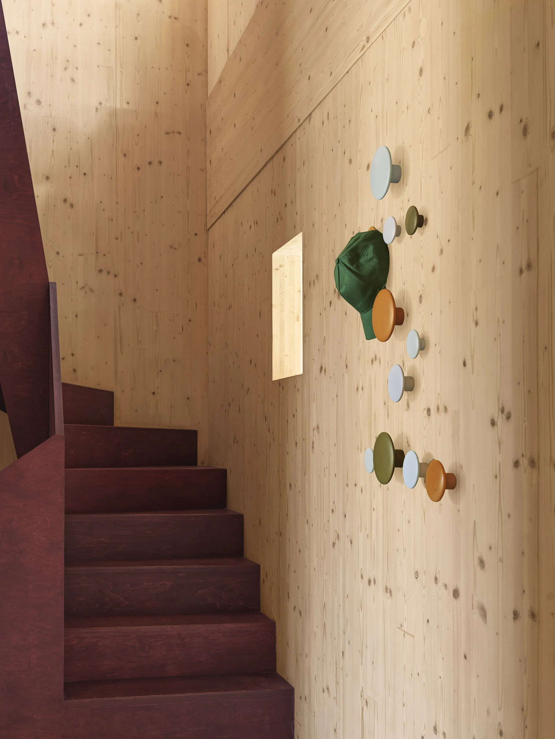 Gancho Dots wood burnt orange, Ø9 cm Muuto