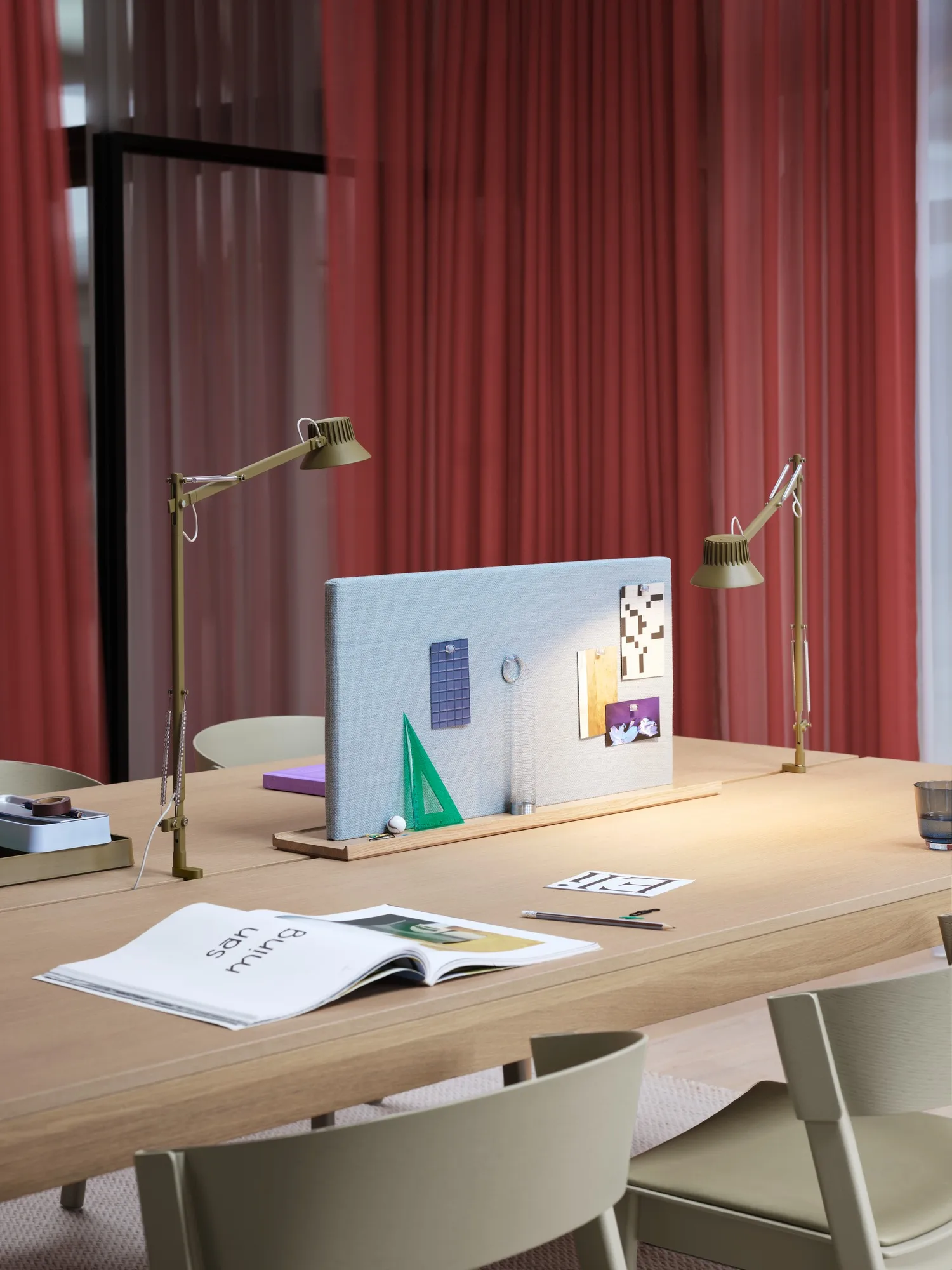 Lámpara de mesa con pinza Dedicate L2, Brown Green Muuto