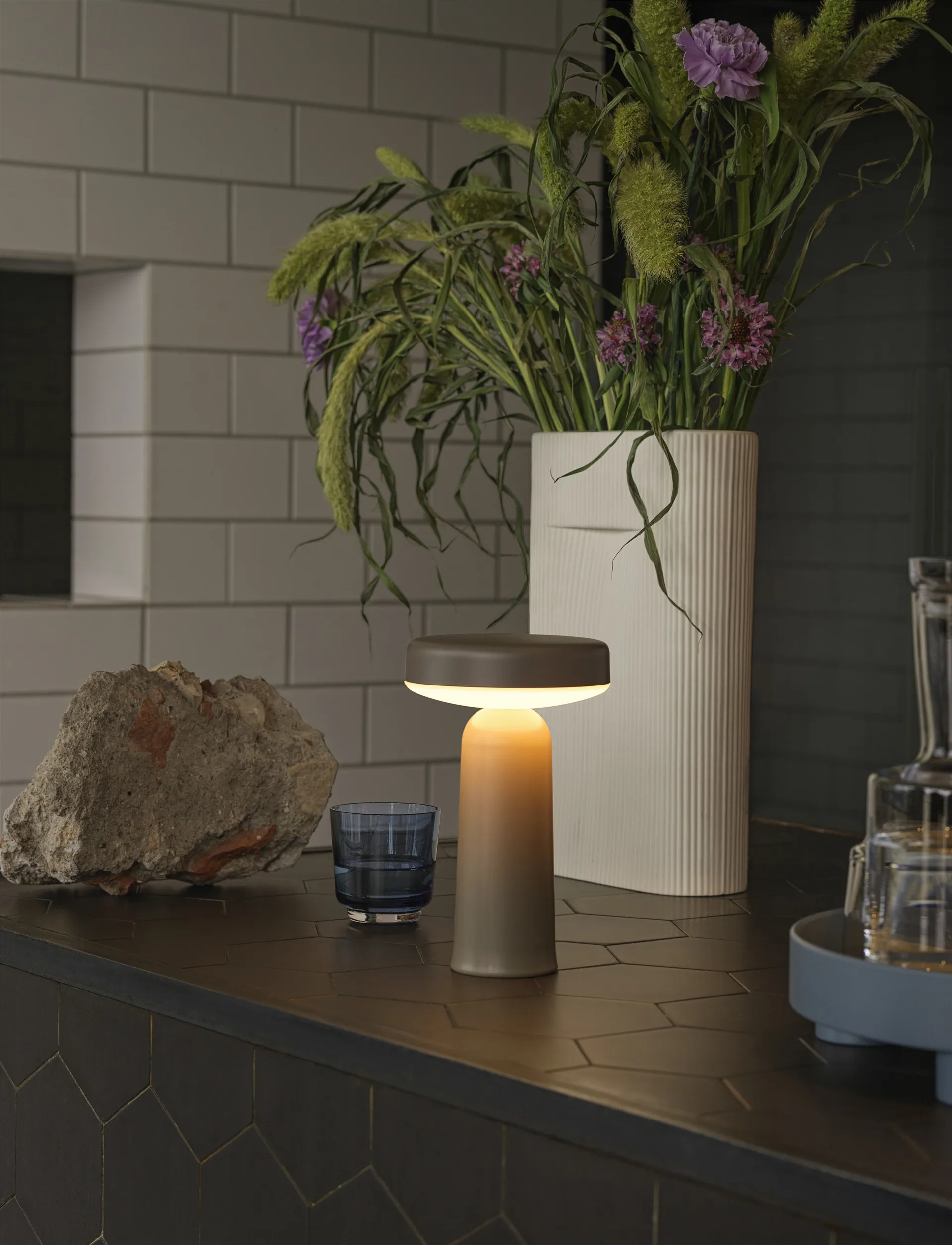 Lámpara de mesa portátil Ease 21,5 cm, Taupe Muuto