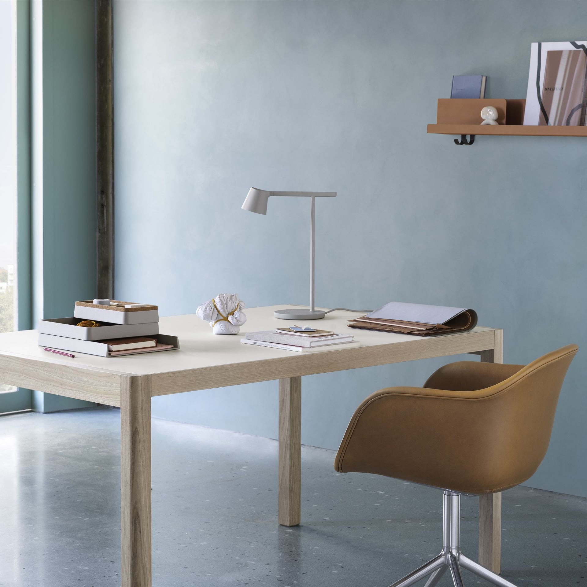 Lámpara de mesa Tip, gris Muuto