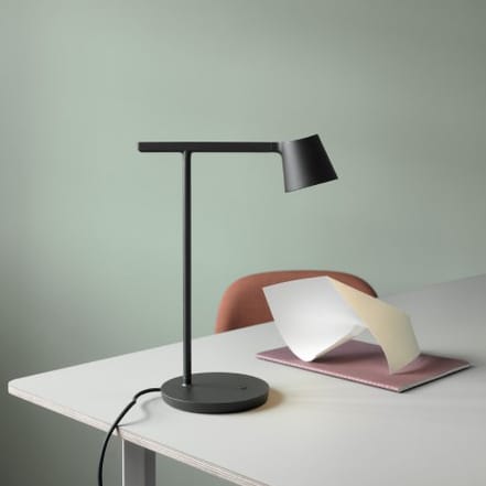 Lámpara de mesa Tip, negra Muuto