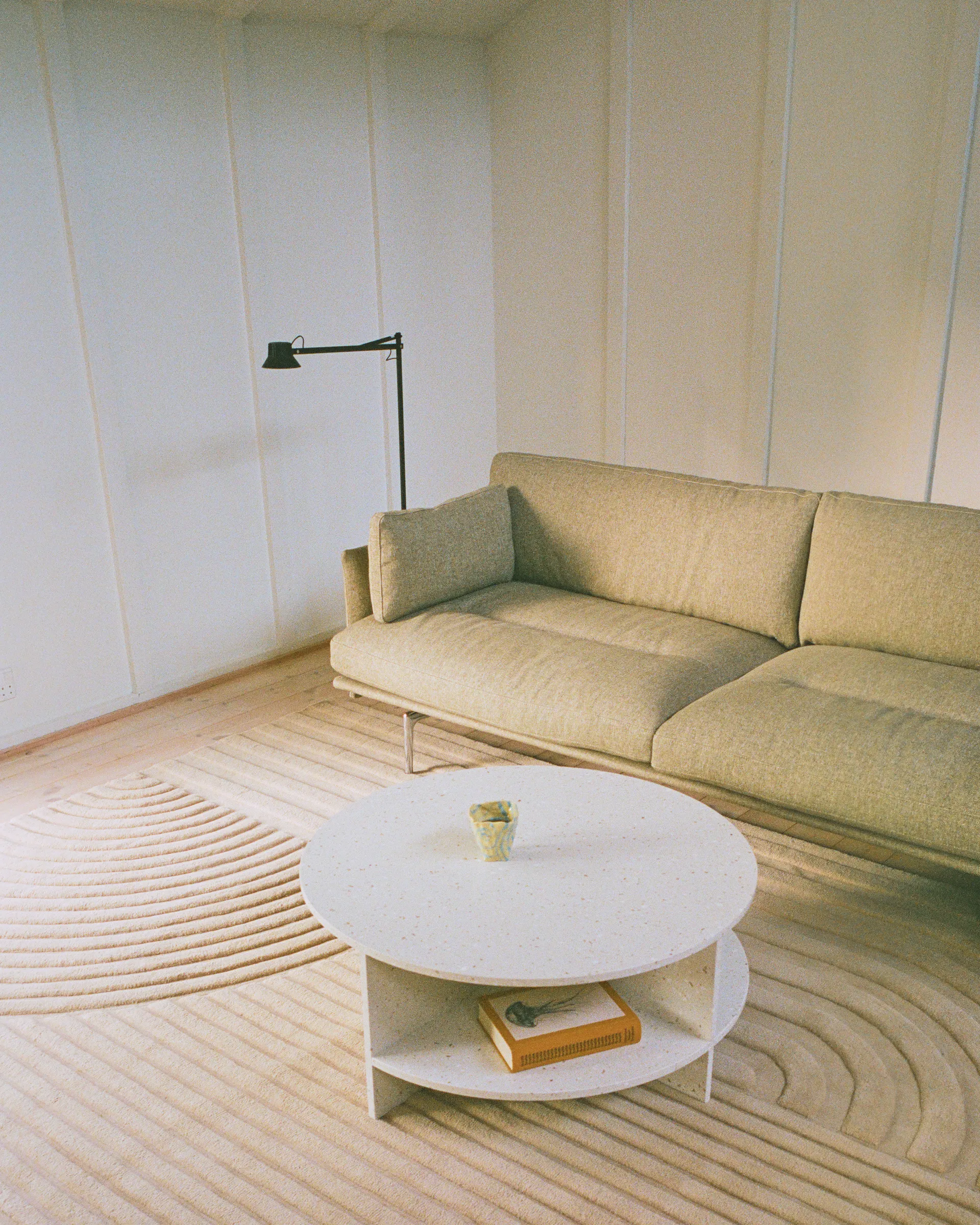 Lámpara de pie Dedicate , Negro, 112 cm Muuto