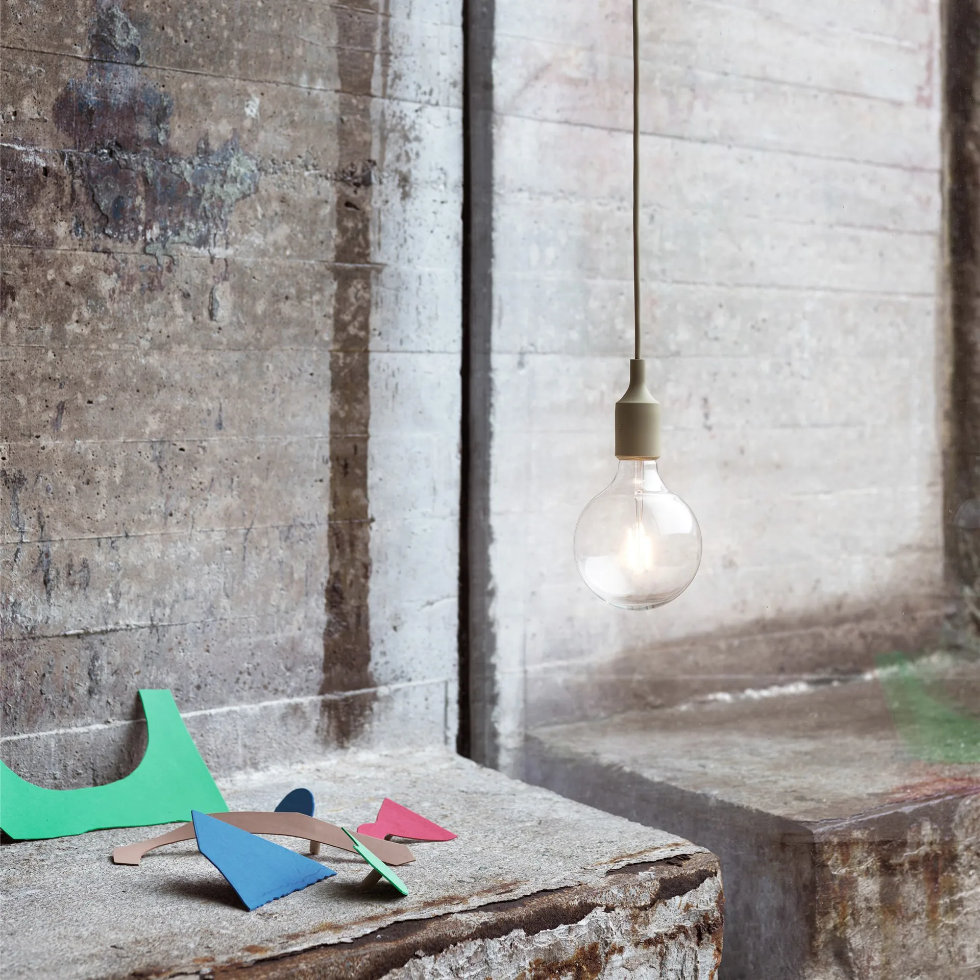 Lámpara de techo E27, verde oliva Muuto