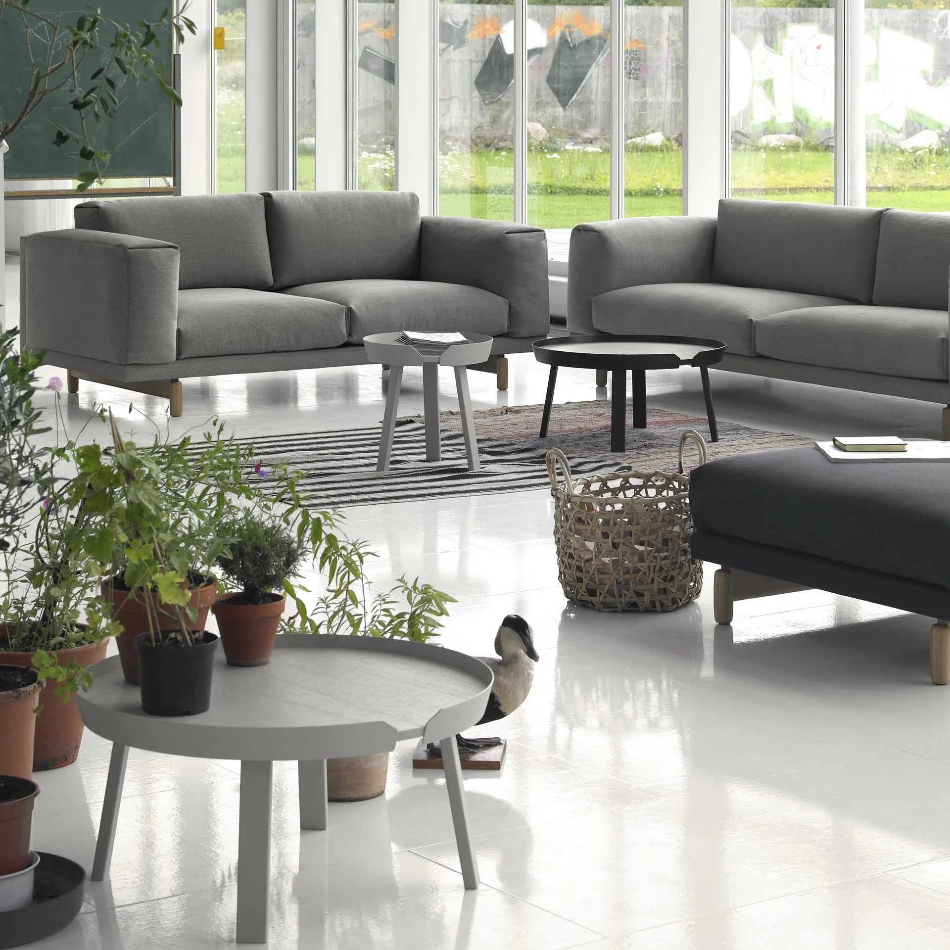 Mesa auxiliar Around, pequeña, gris Muuto