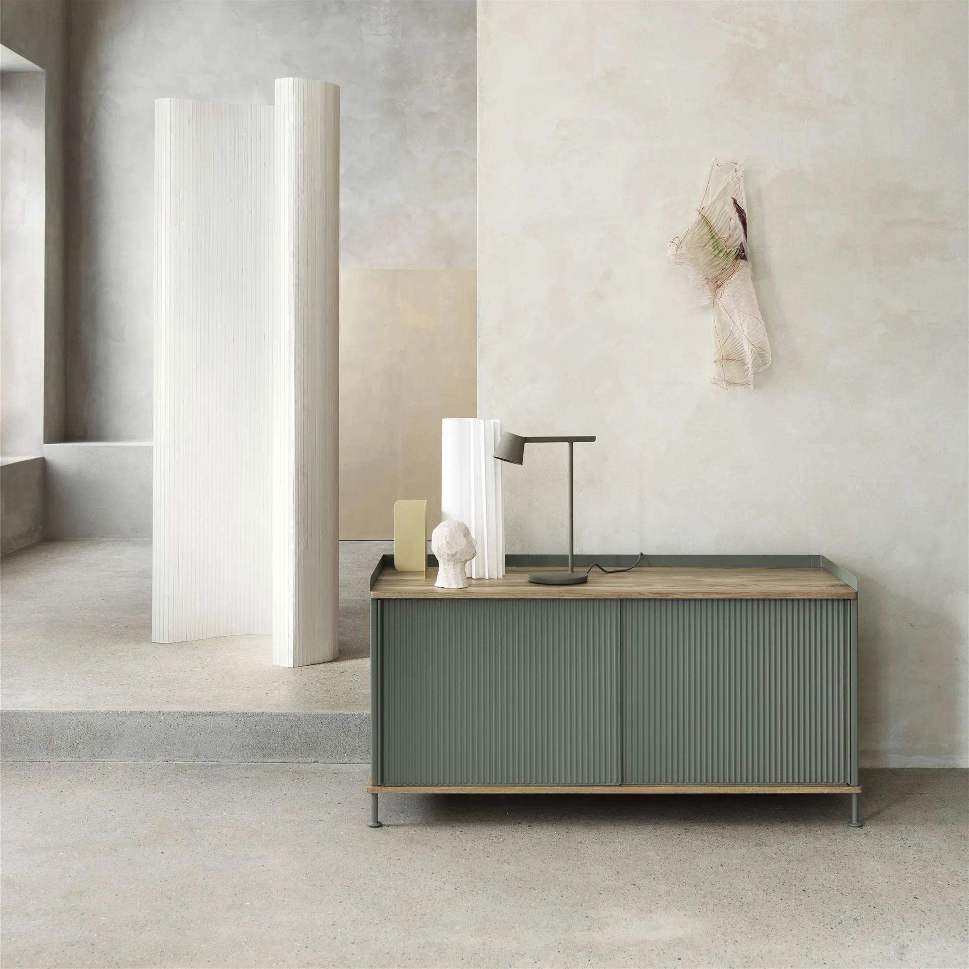 Mesa auxiliar Enfold baja 125x45x63 cm, Oak-Dusty green Muuto