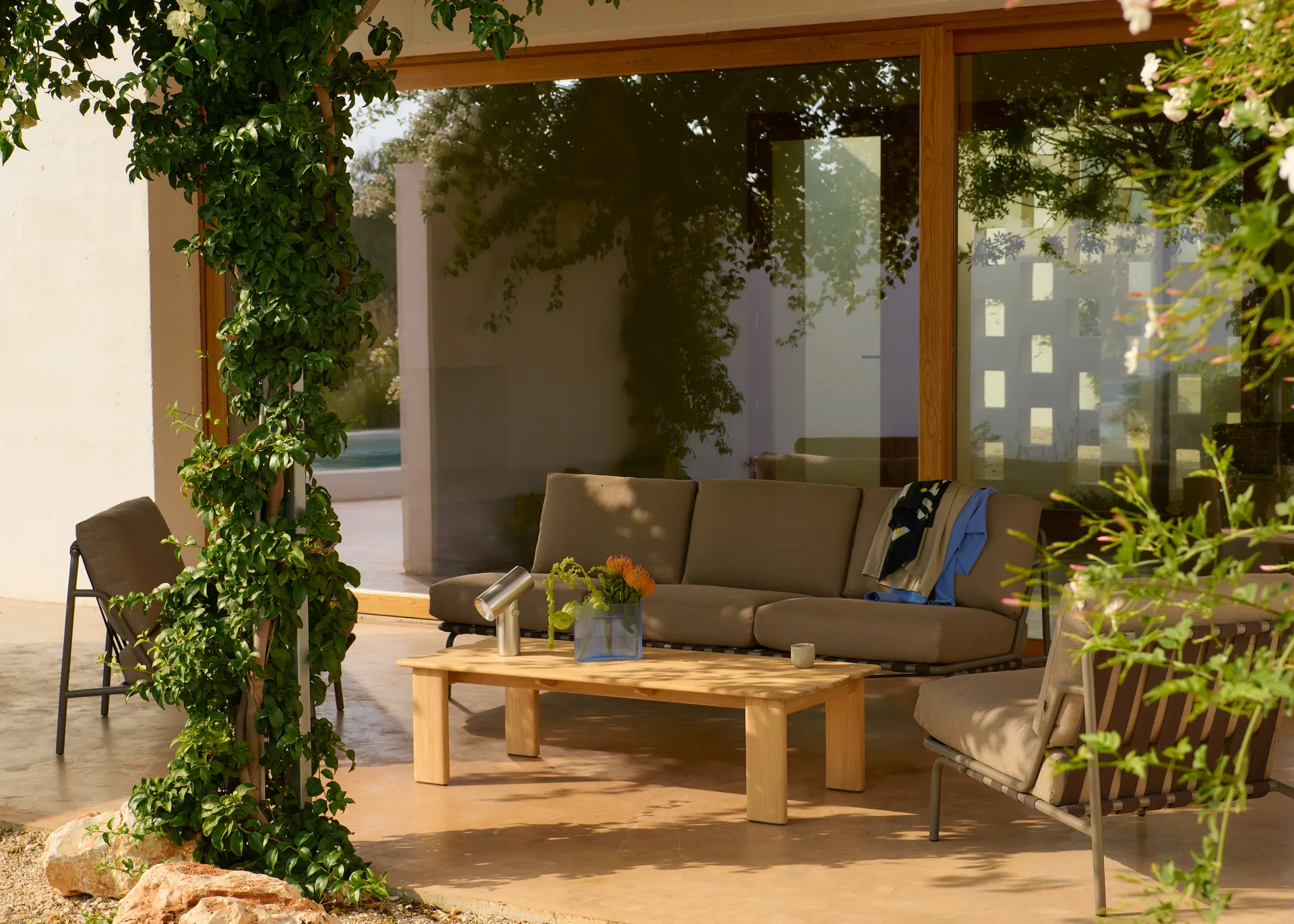 Mesa de centro Assemble , Teca, 135 × 55 cm Muuto