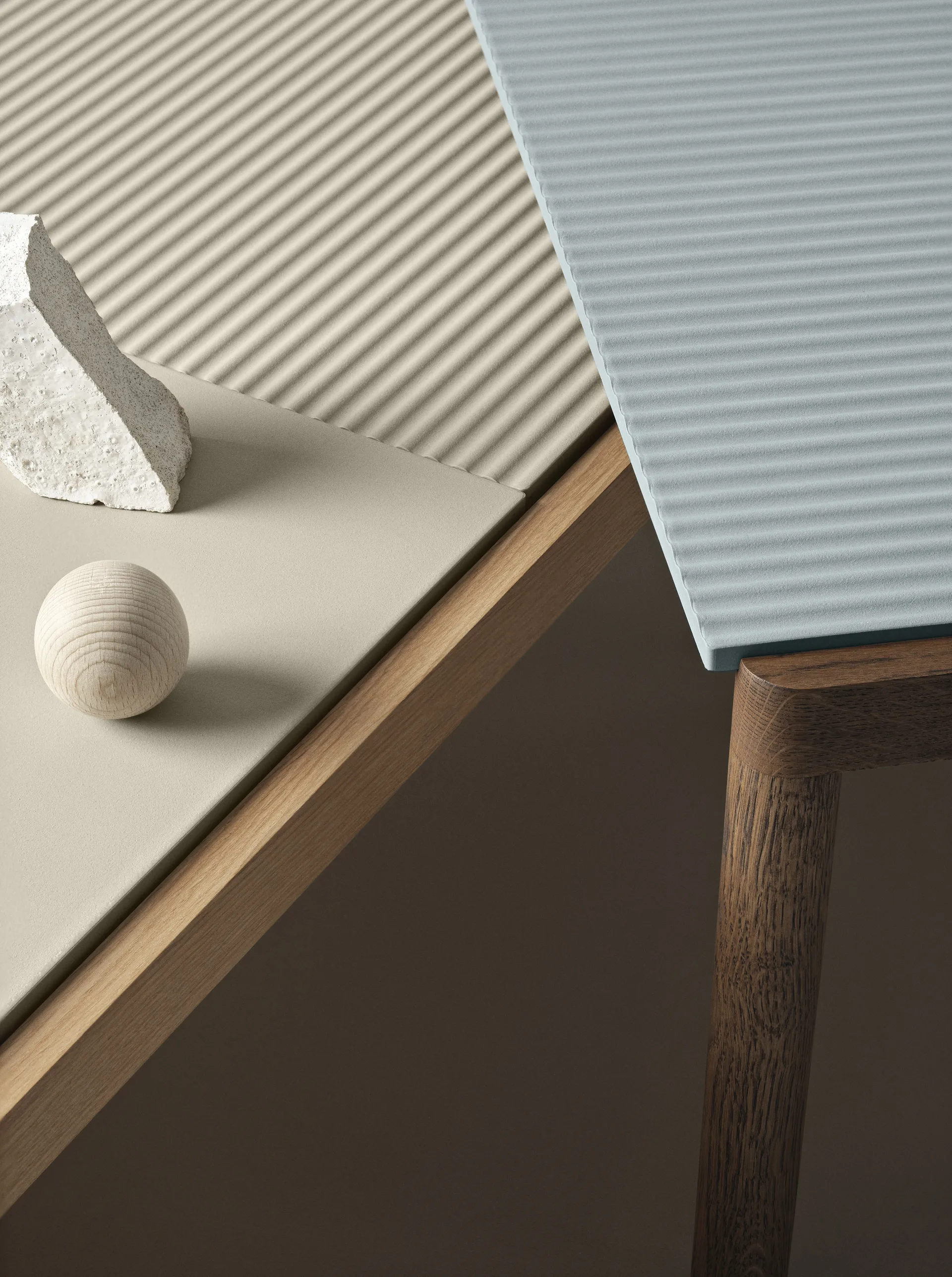 Mesa de centro Couple 1 Wavy 40x84x40 cm, Pale blue-dark oiled oak Muuto